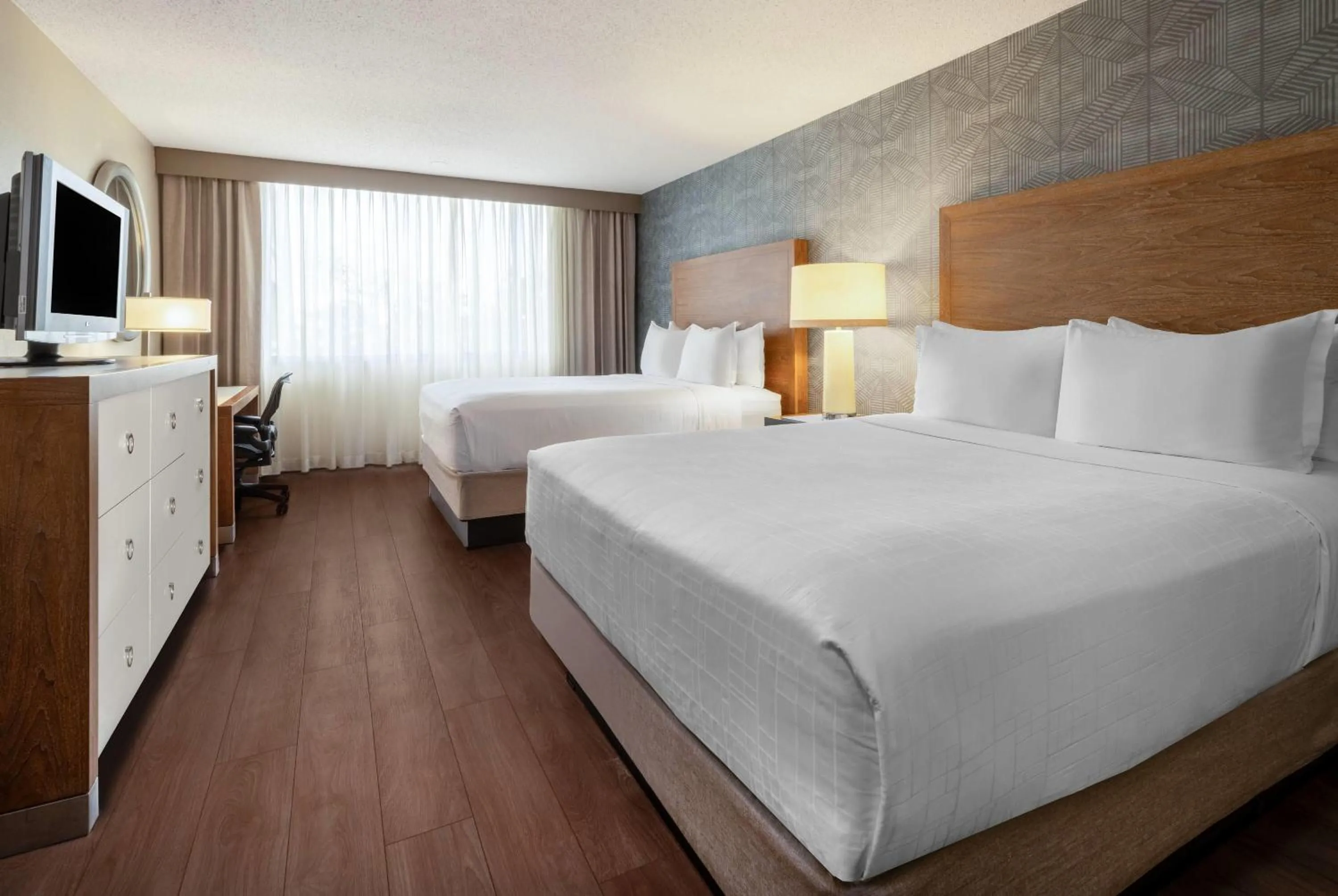 Photo of the whole room, Bed in Wyndham Indianapolis Airport