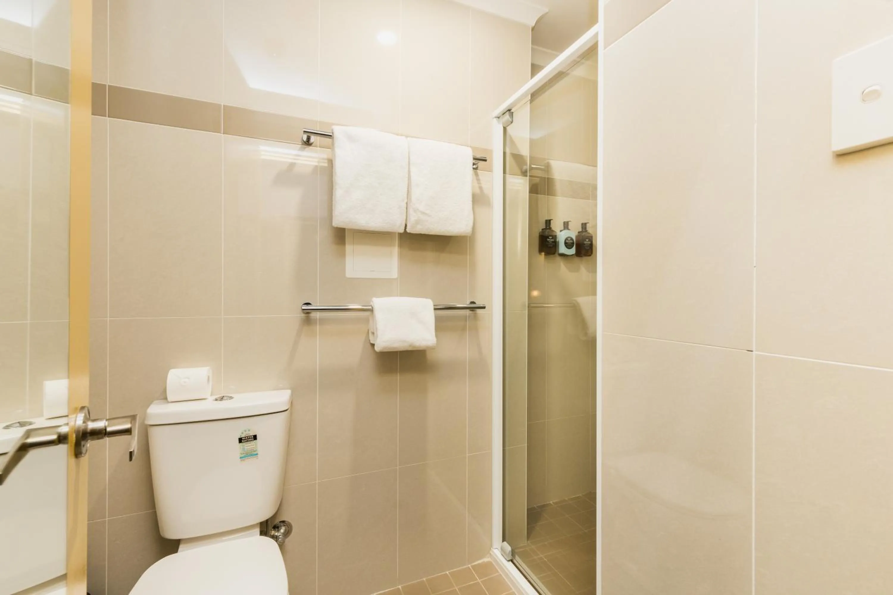 Shower in Statesman Hotel