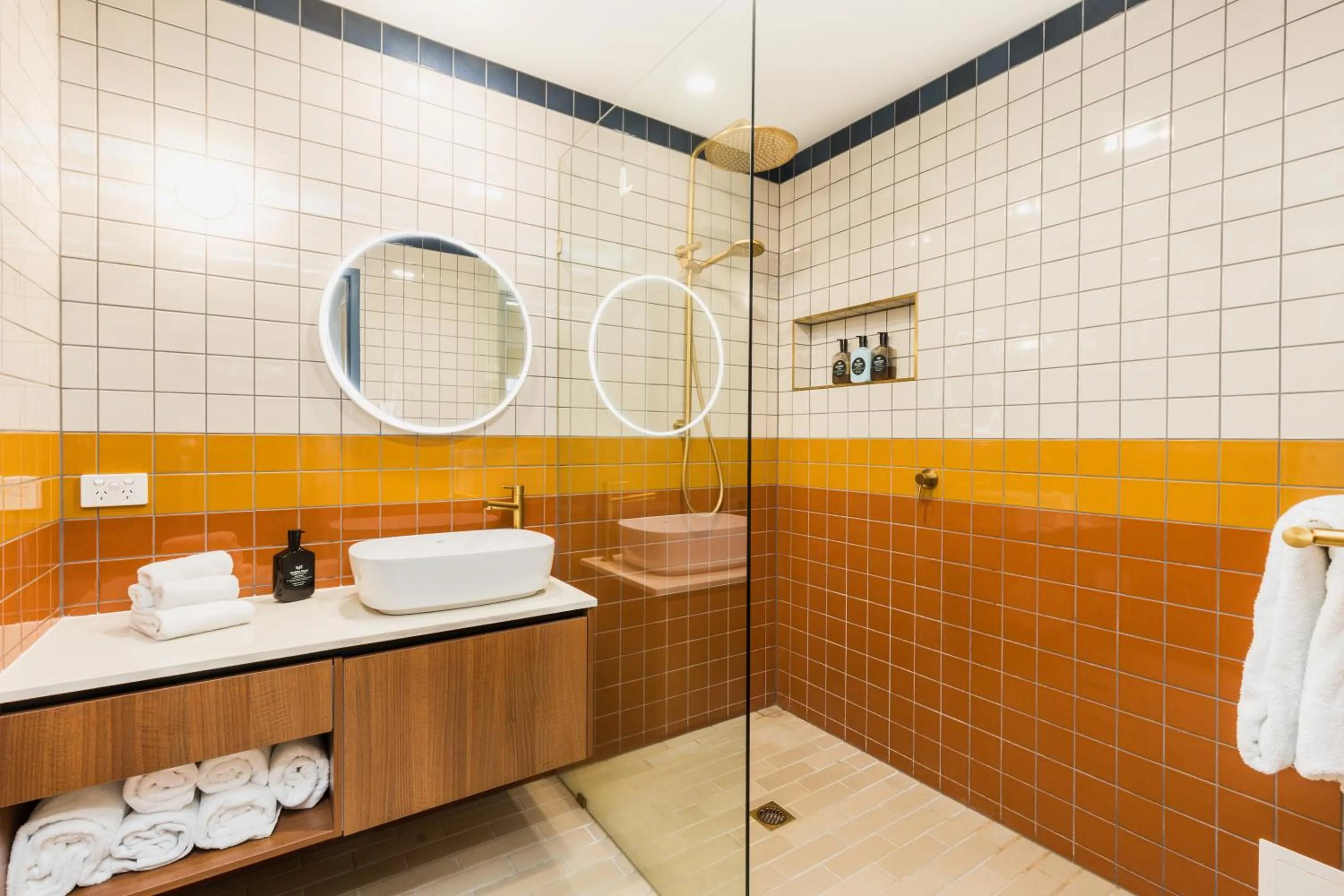 Shower in Statesman Hotel