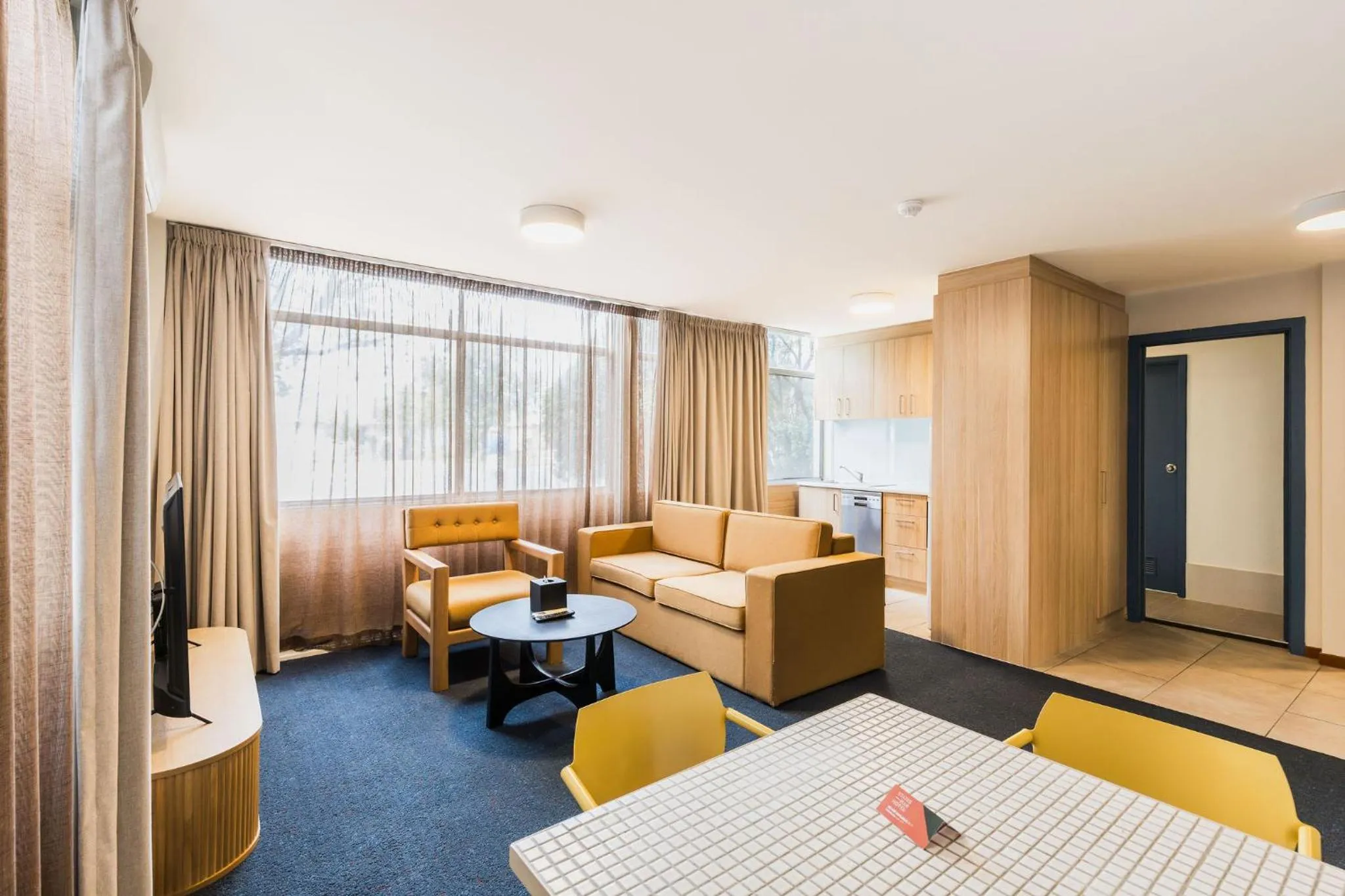 Living room in Statesman Hotel