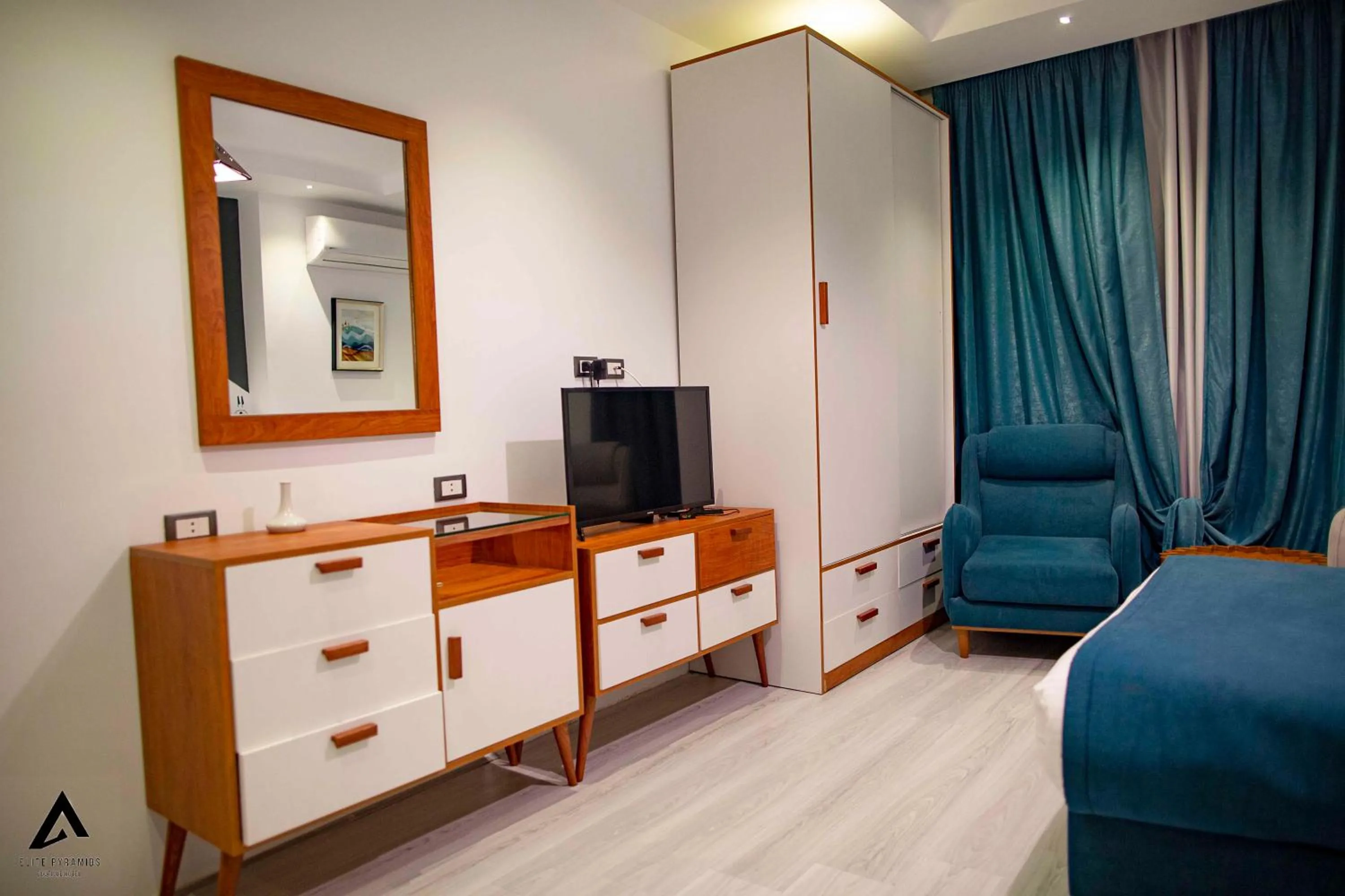 TV and multimedia in Elite Pyramids Boutique Hotel