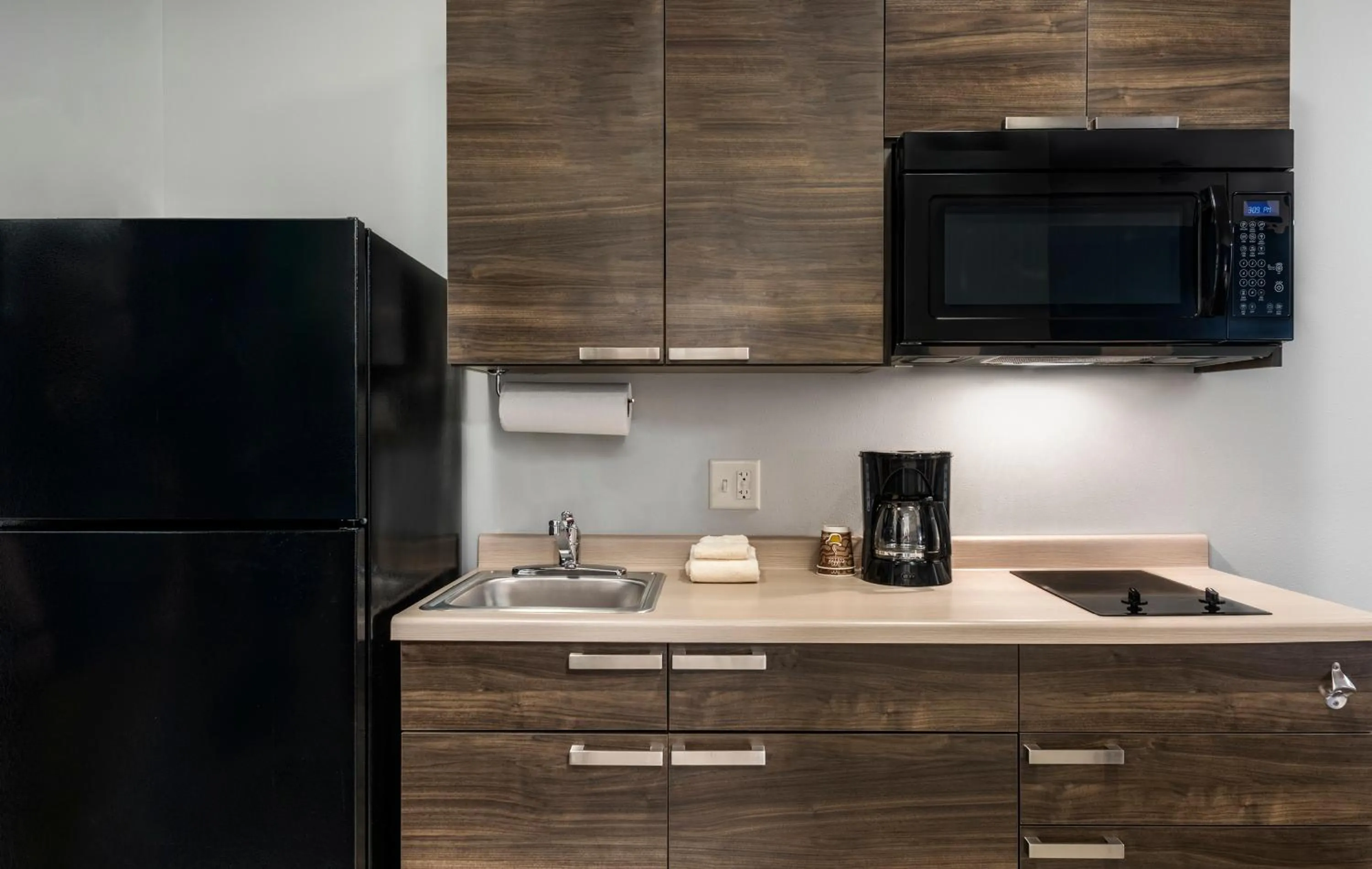 Kitchen or kitchenette in My Place Hotel-Shakopee, MN