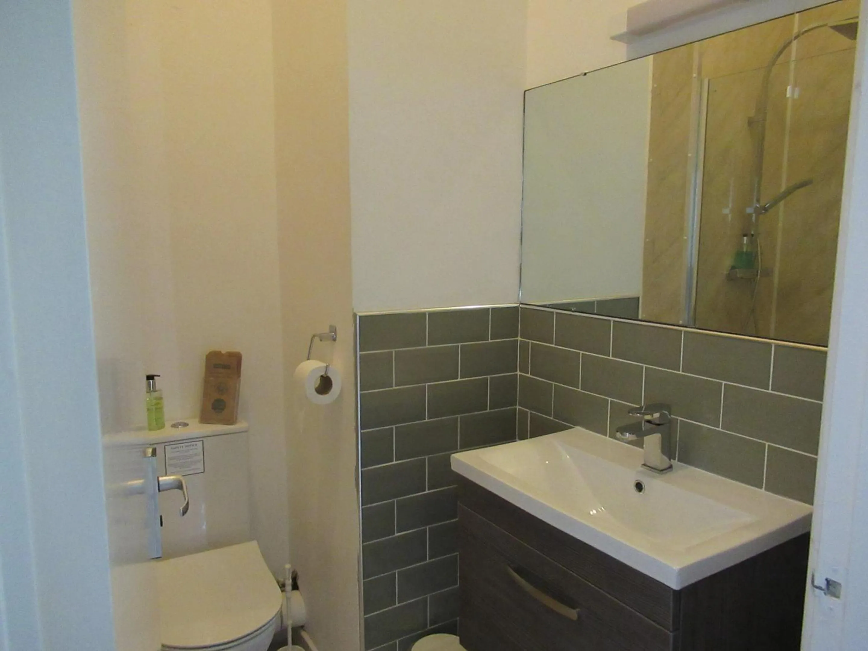 Bathroom in The London Inn