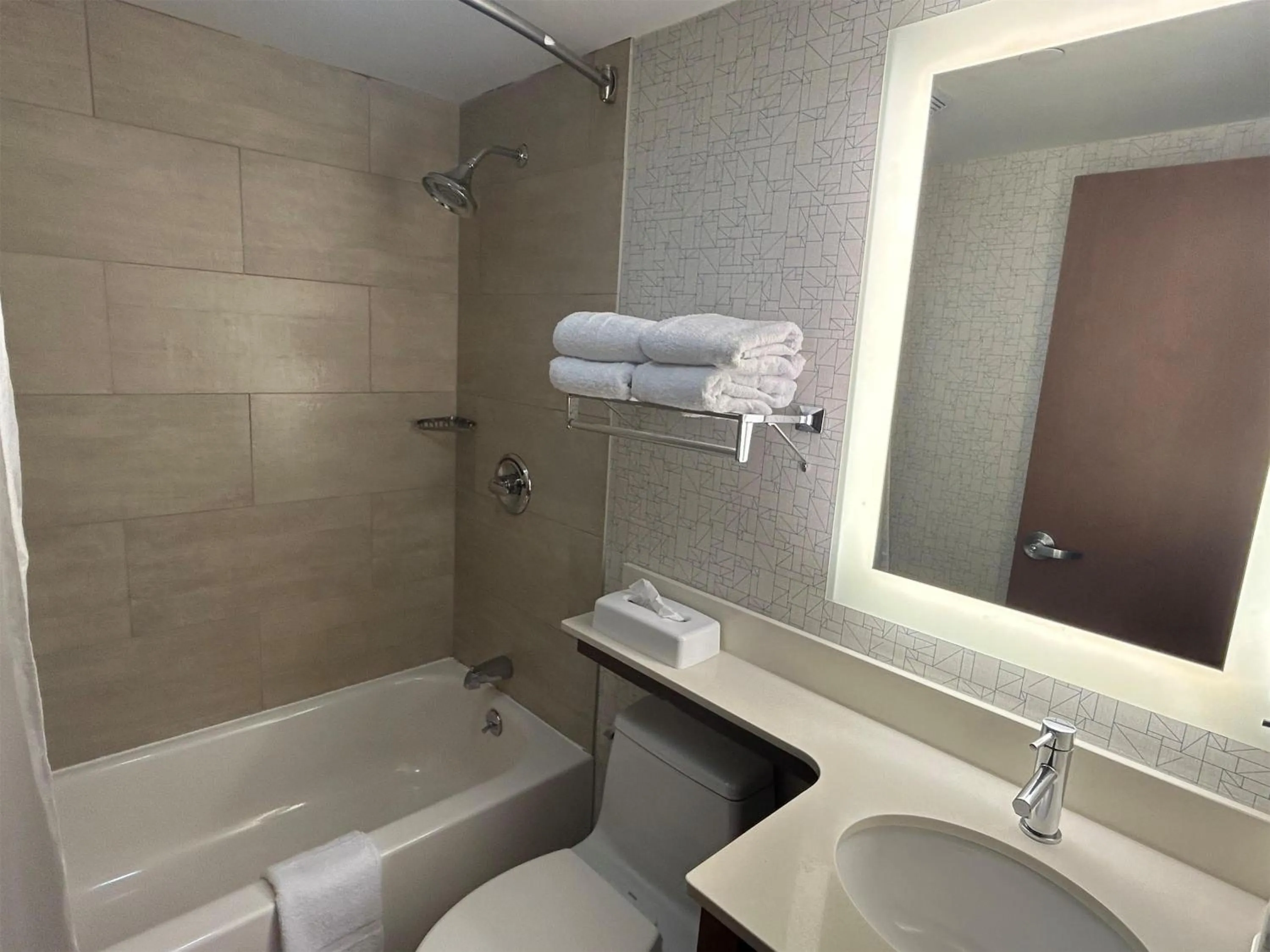 Bedroom in Best Western Roslyn-Long Island Hotel