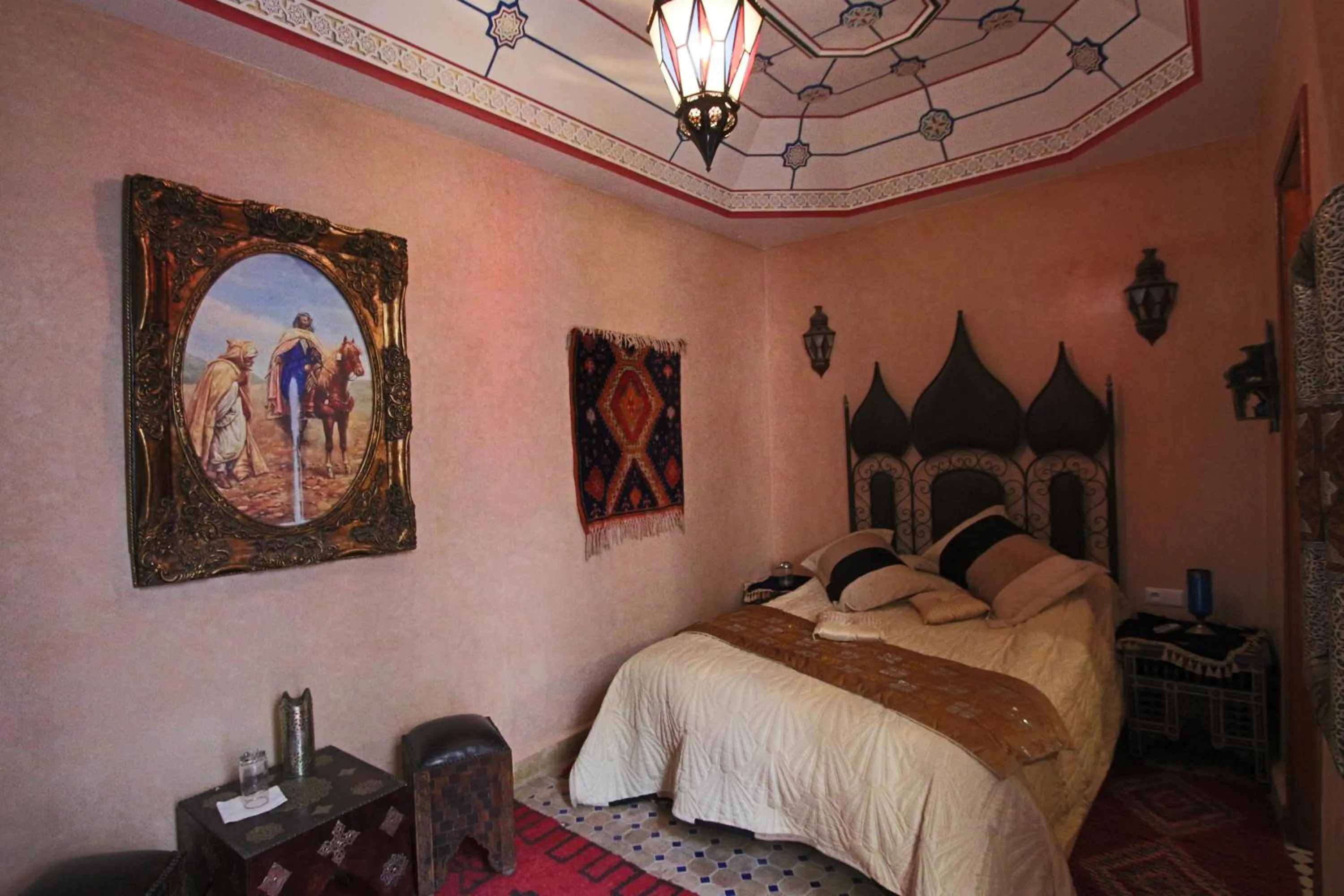 Photo of the whole room, Bed in RIAD MAKENE MOUCHKILL