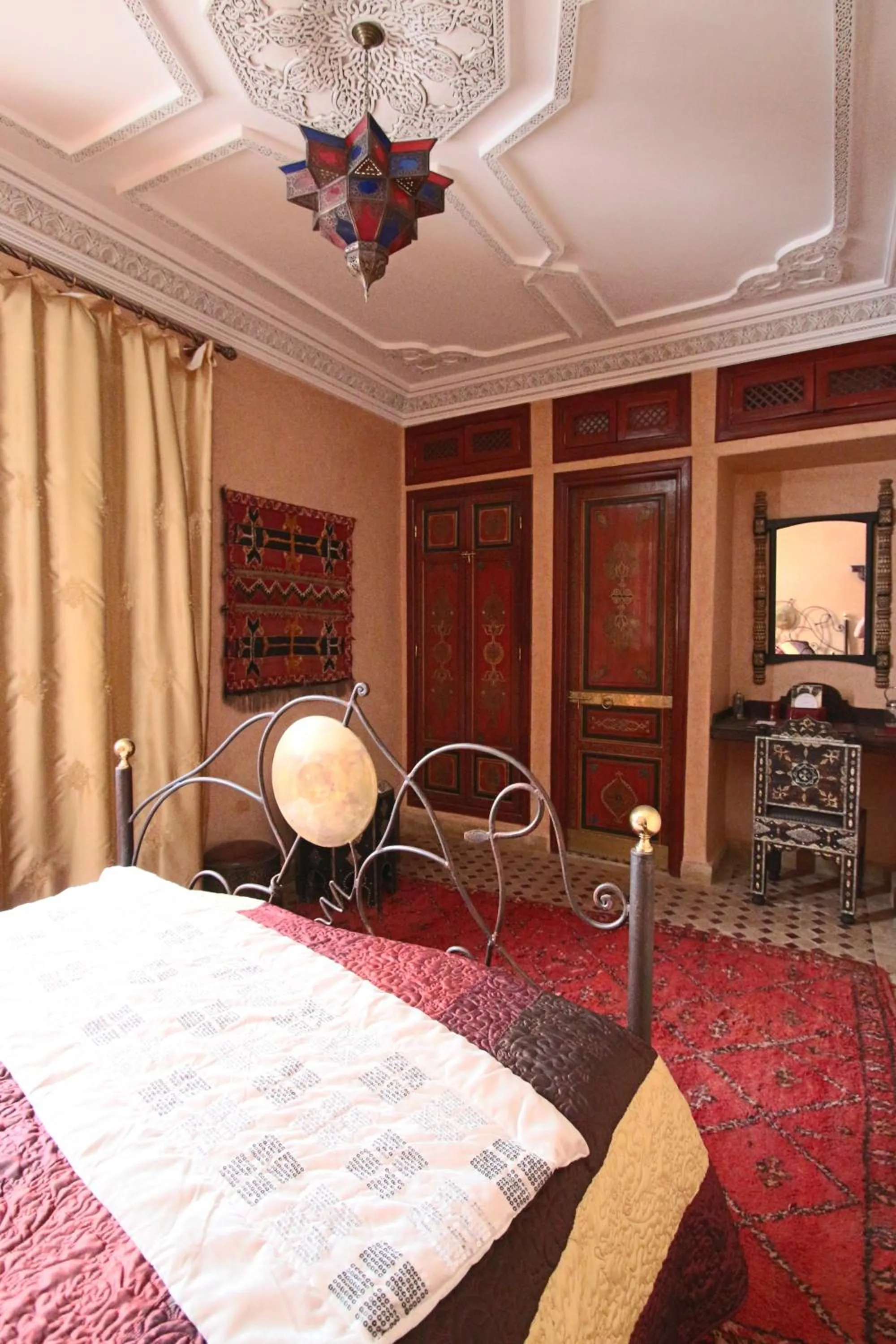 Seating area, Bed in RIAD MAKENE MOUCHKILL