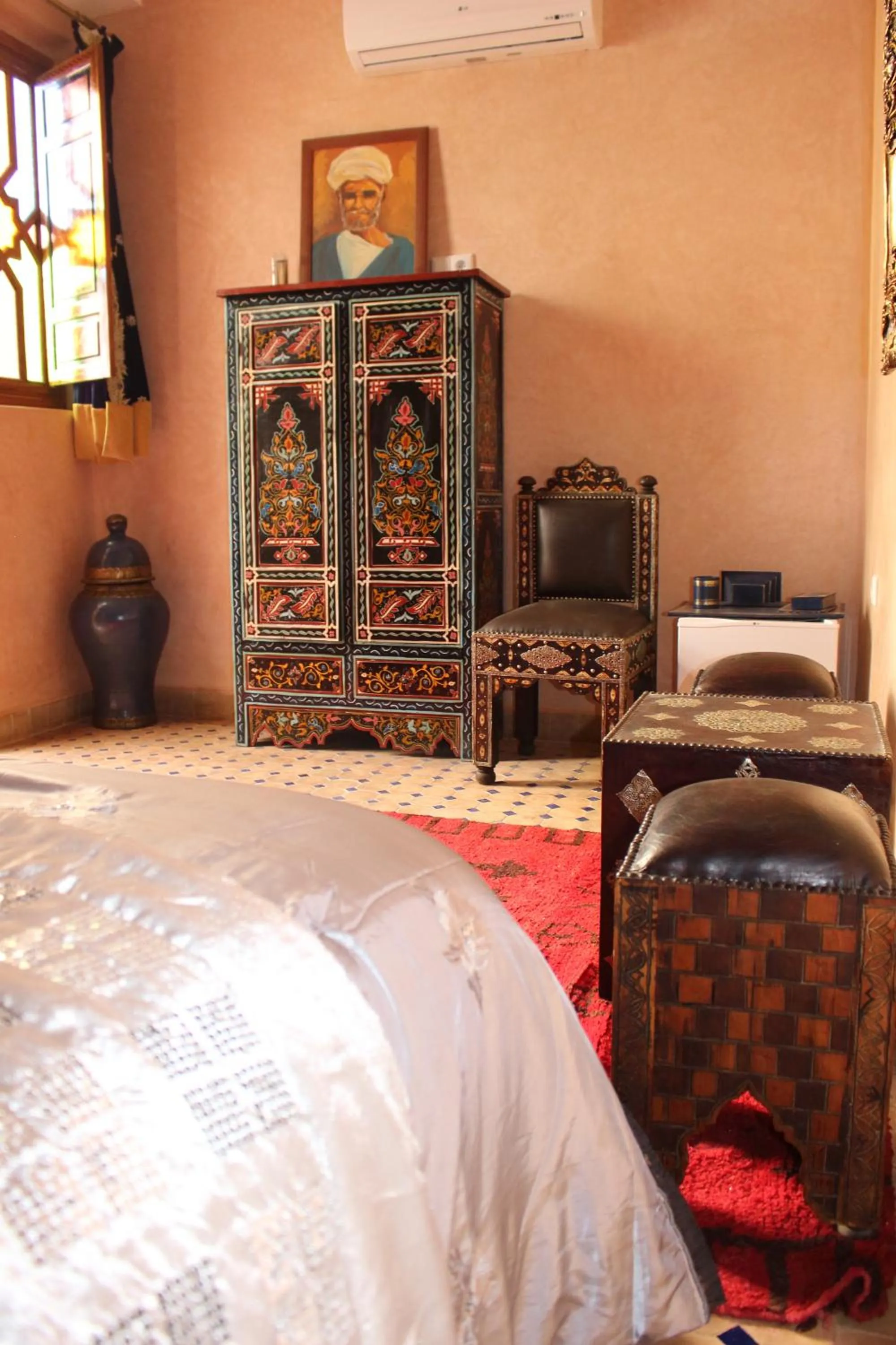 Seating area, Bed in RIAD MAKENE MOUCHKILL