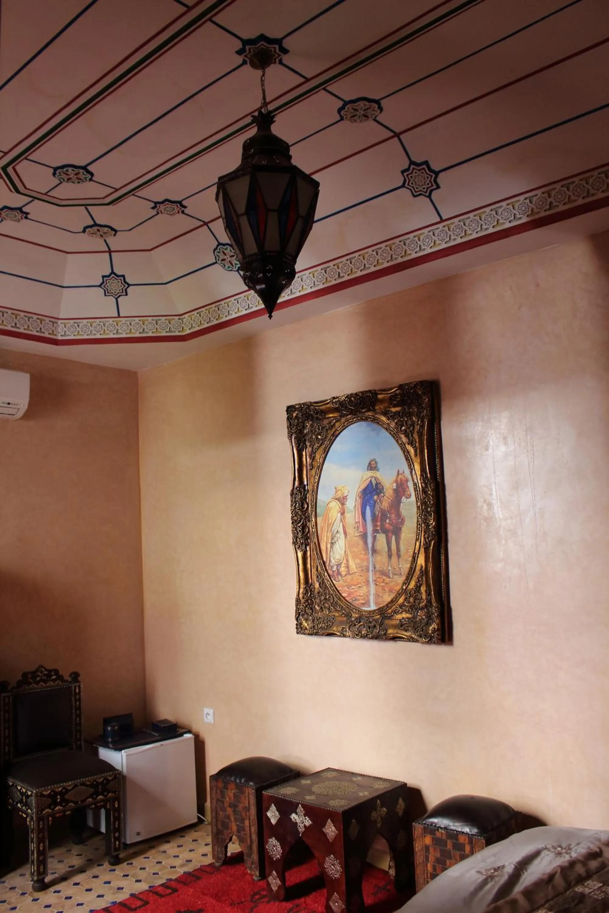 Seating area, Bed in RIAD MAKENE MOUCHKILL