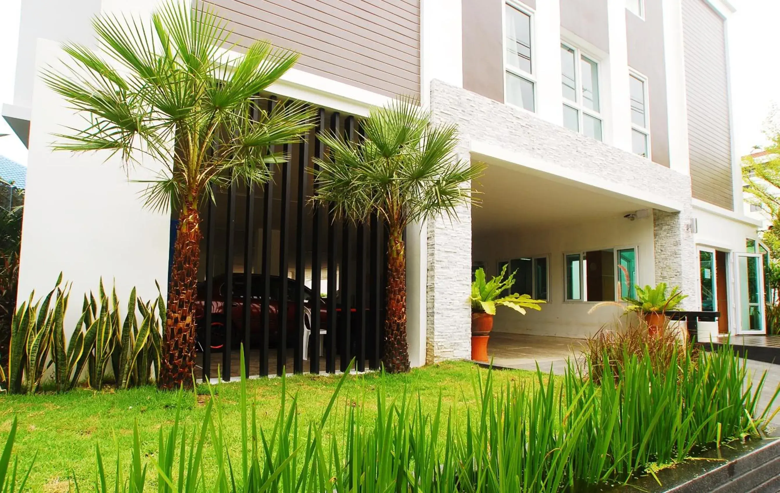 Facade/entrance in Riski Residence Ngamwongwan Facade/entrance in Riski Residence Ngamwongwan