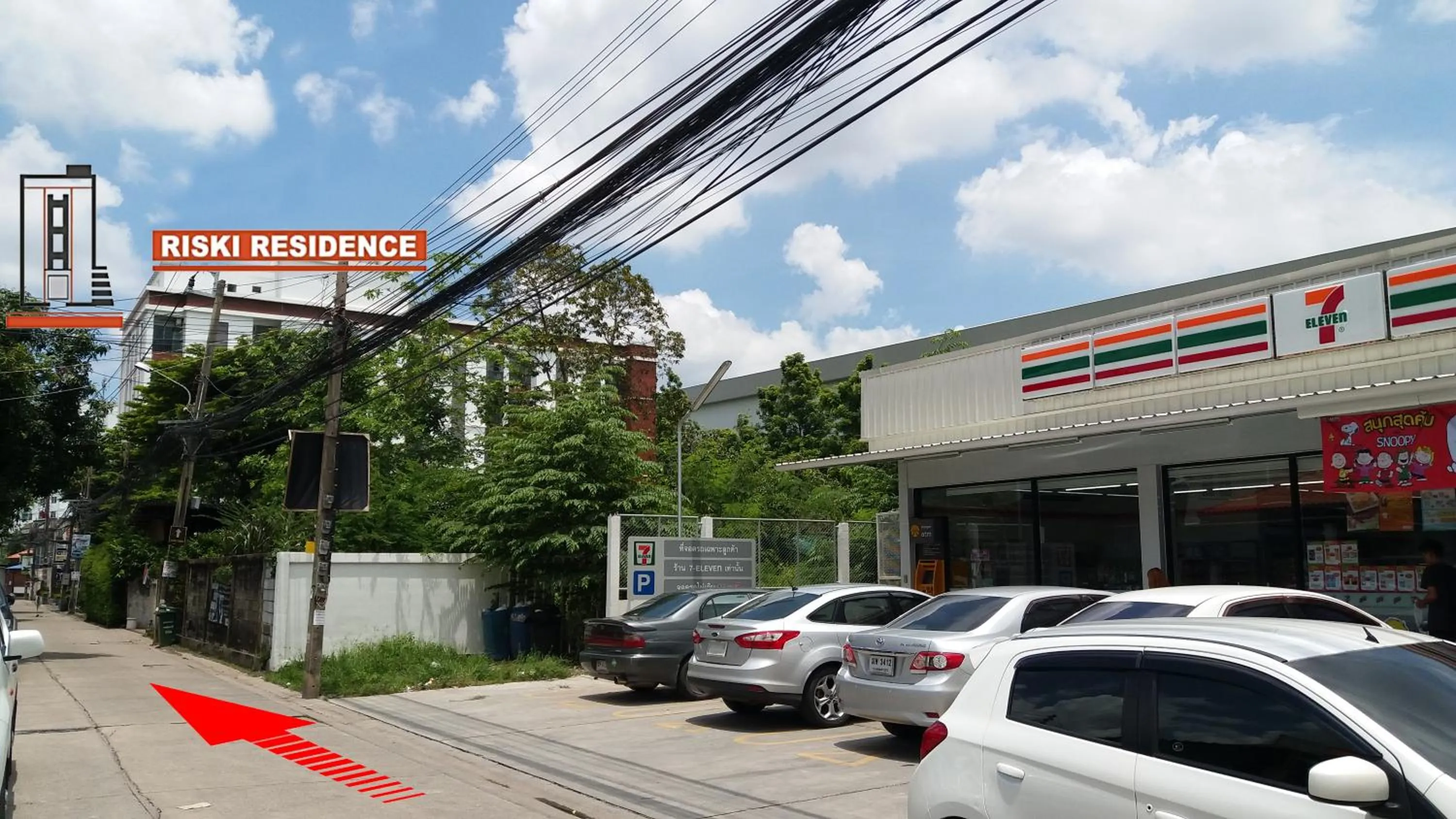 Staff in Riski Residence Ngamwongwan