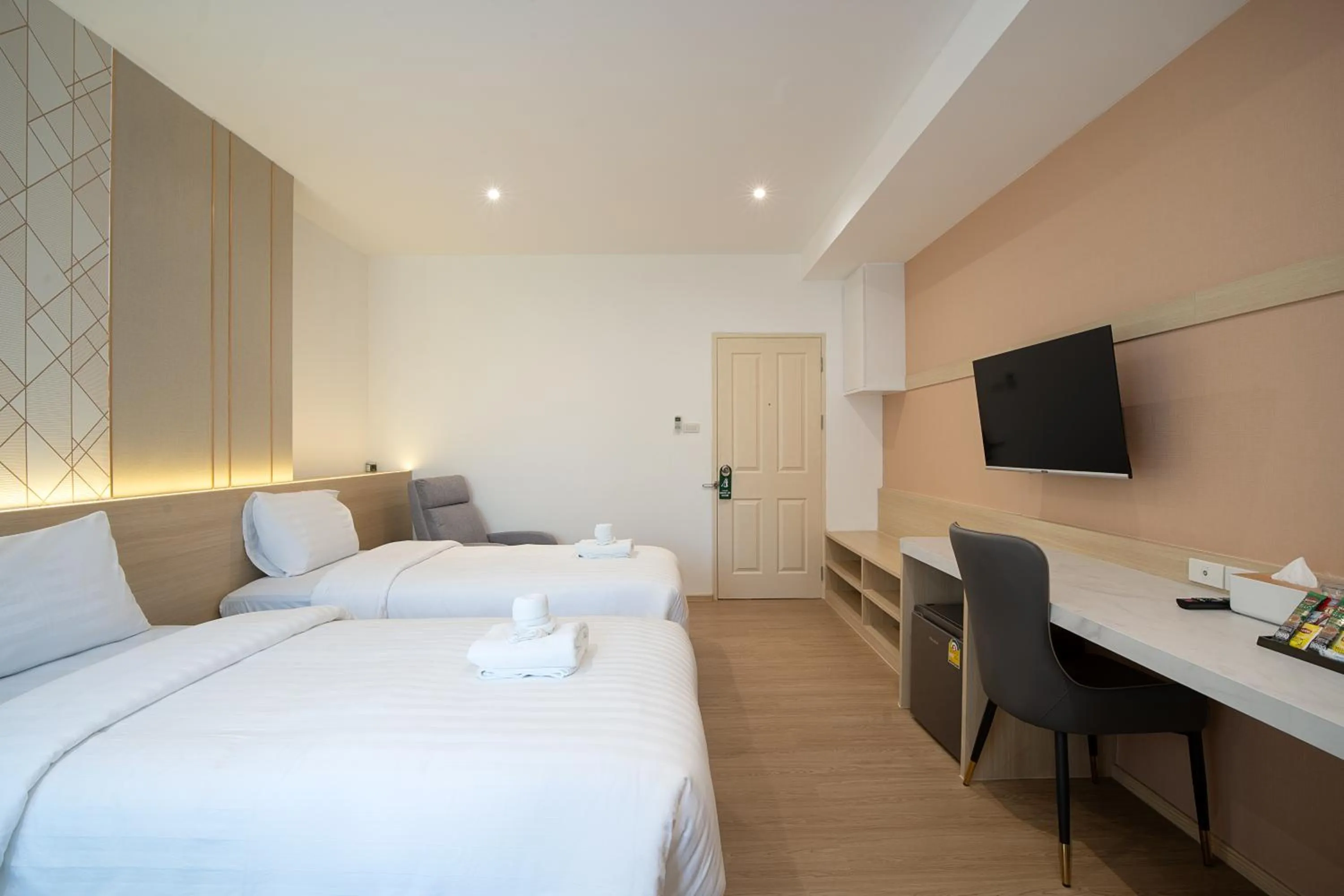 Photo of the whole room, Bed in Riski Residence Ngamwongwan