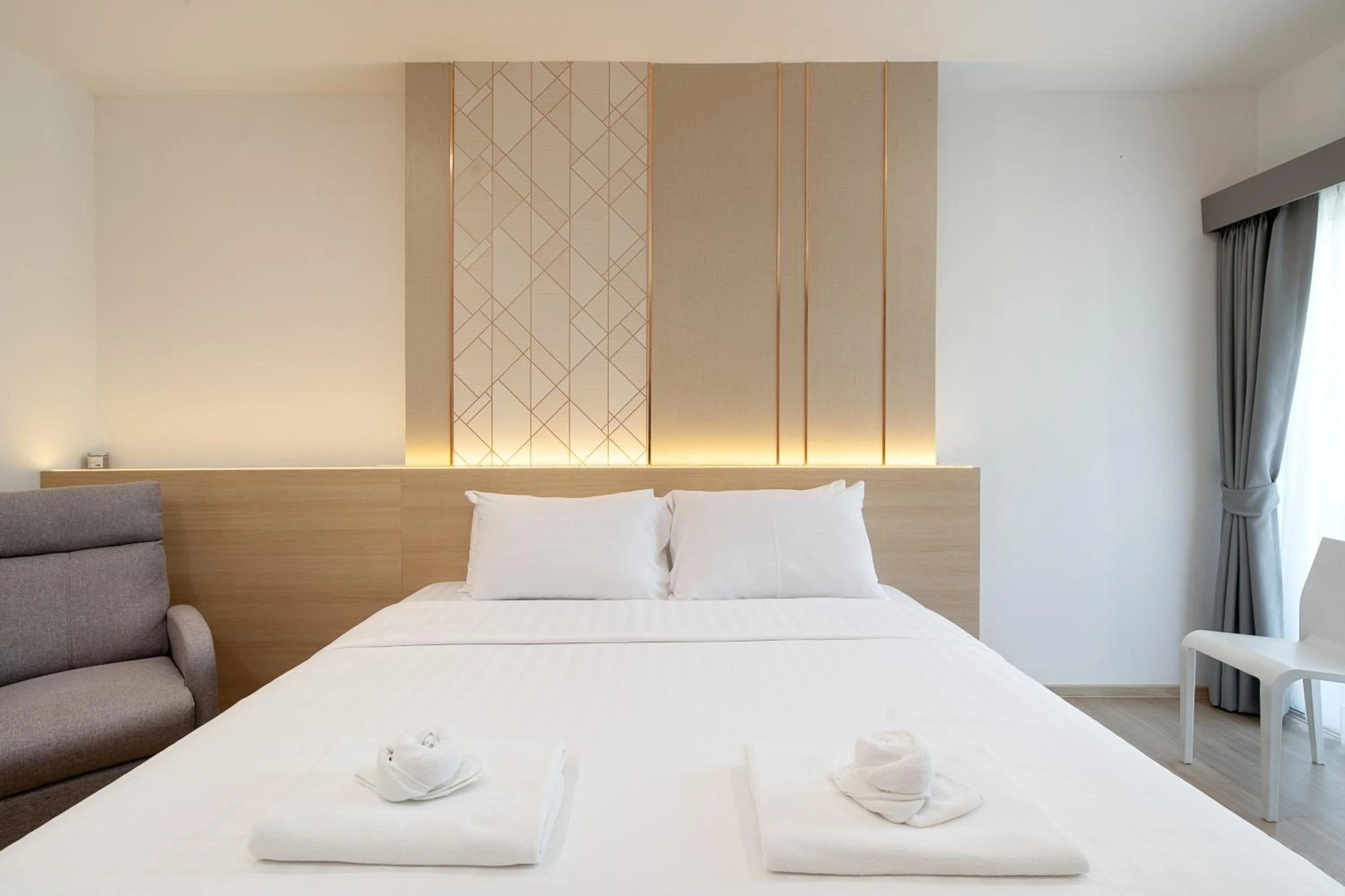 Photo of the whole room, Bed in Riski Residence Ngamwongwan