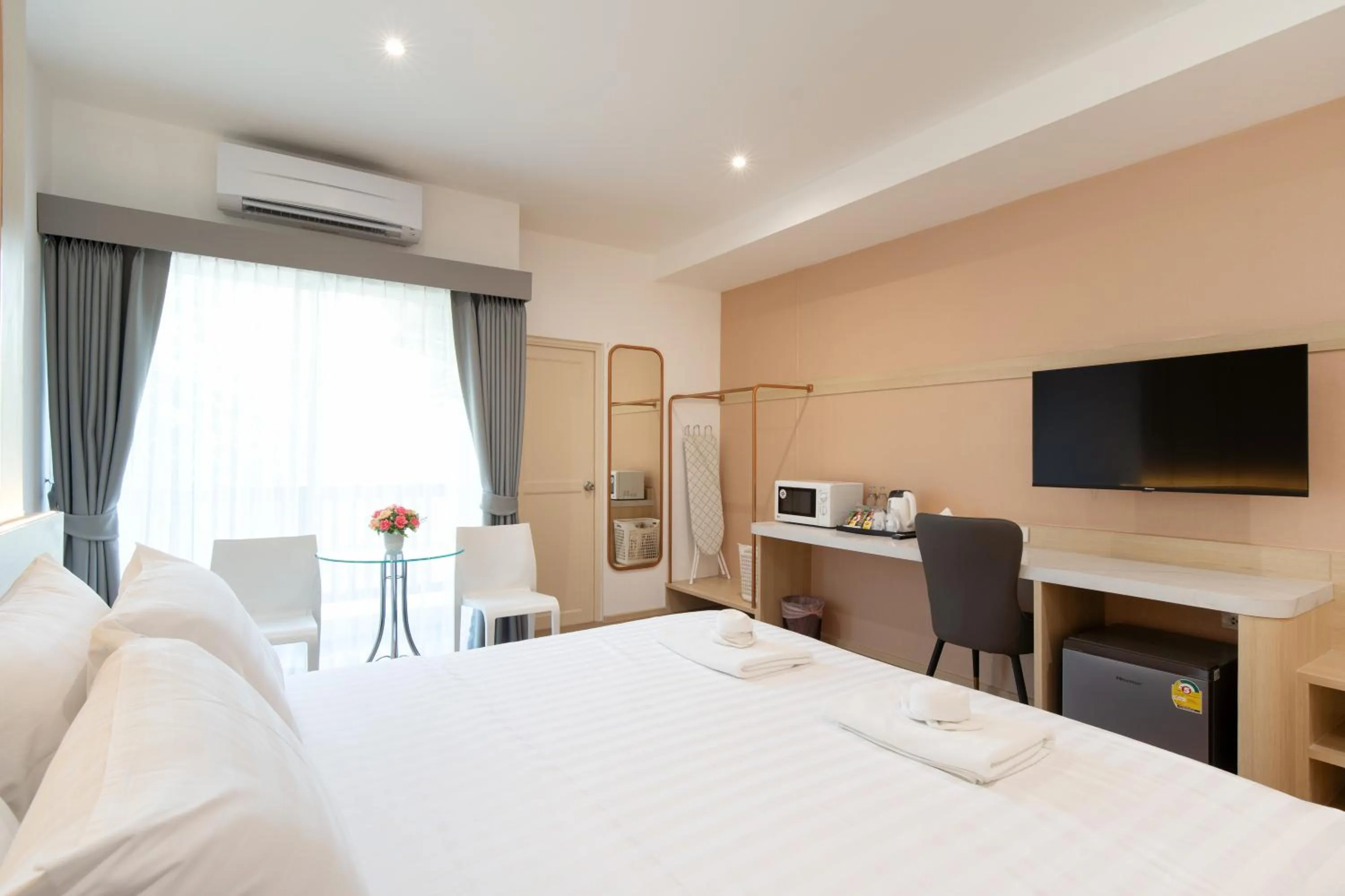 Photo of the whole room, Bed in Riski Residence Ngamwongwan