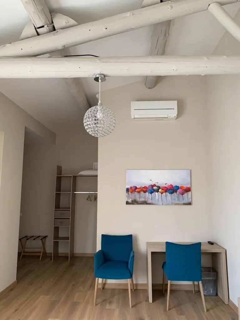 Photo of the whole room in Le Castelet des Alpilles
