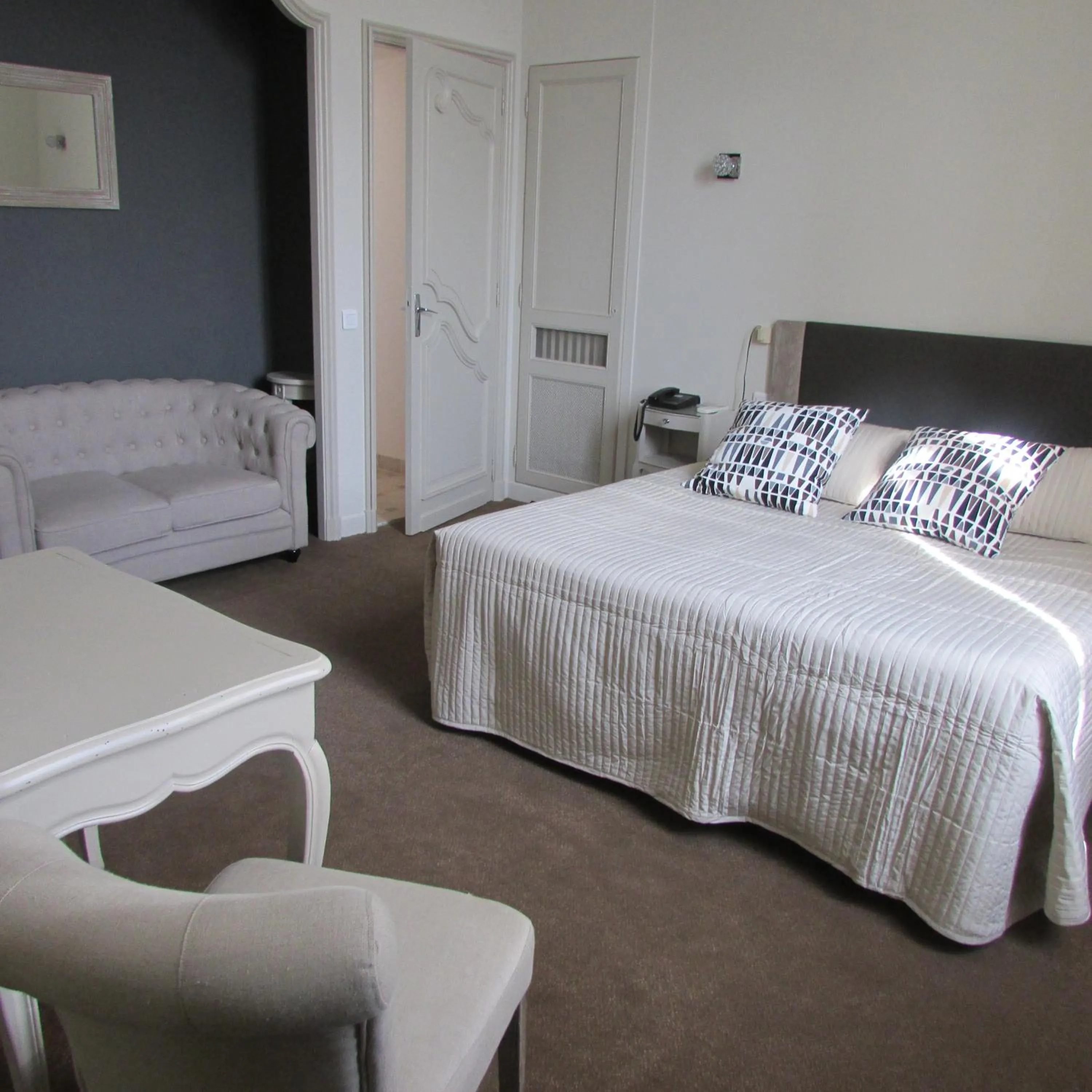 Photo of the whole room, Bed in Le Castelet des Alpilles