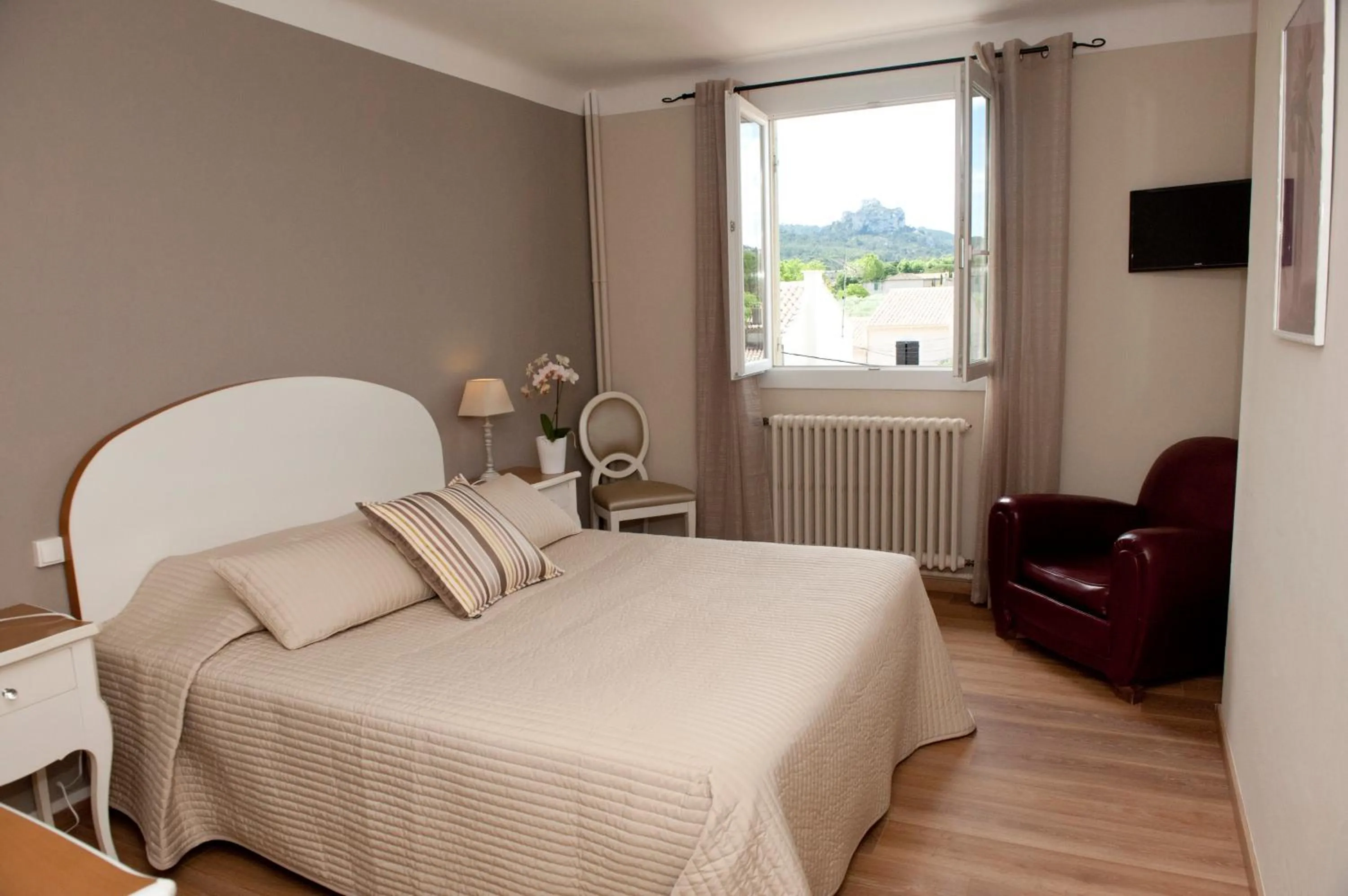 Photo of the whole room, Bed in Le Castelet des Alpilles