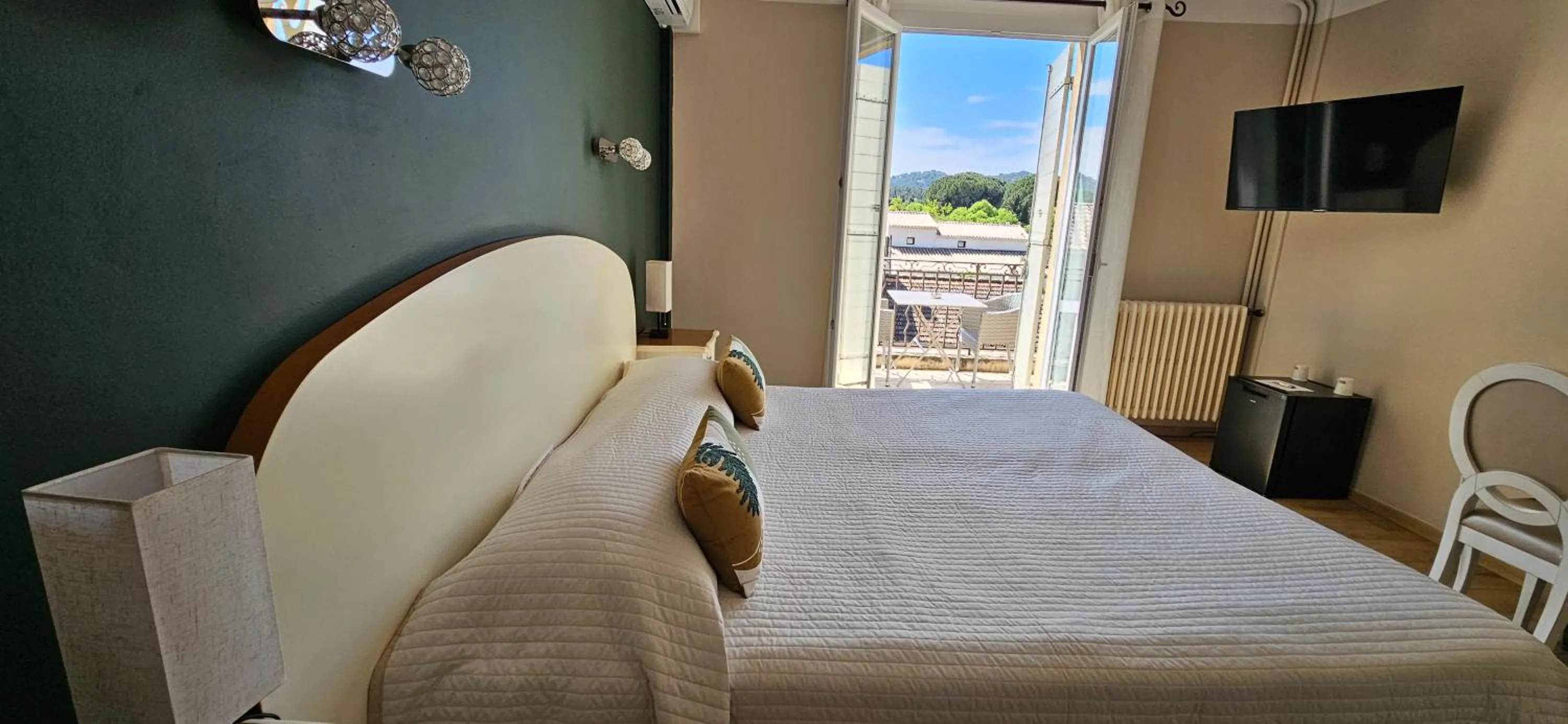 Photo of the whole room, Bed in Le Castelet des Alpilles