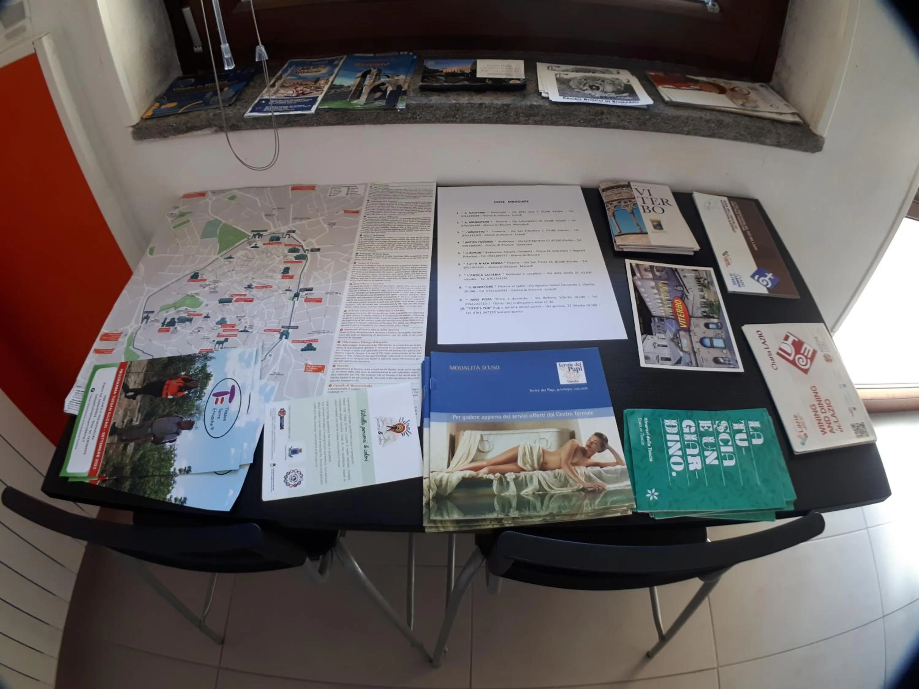 Communal lounge/ TV room in Bed and Breakfast La Palanzana