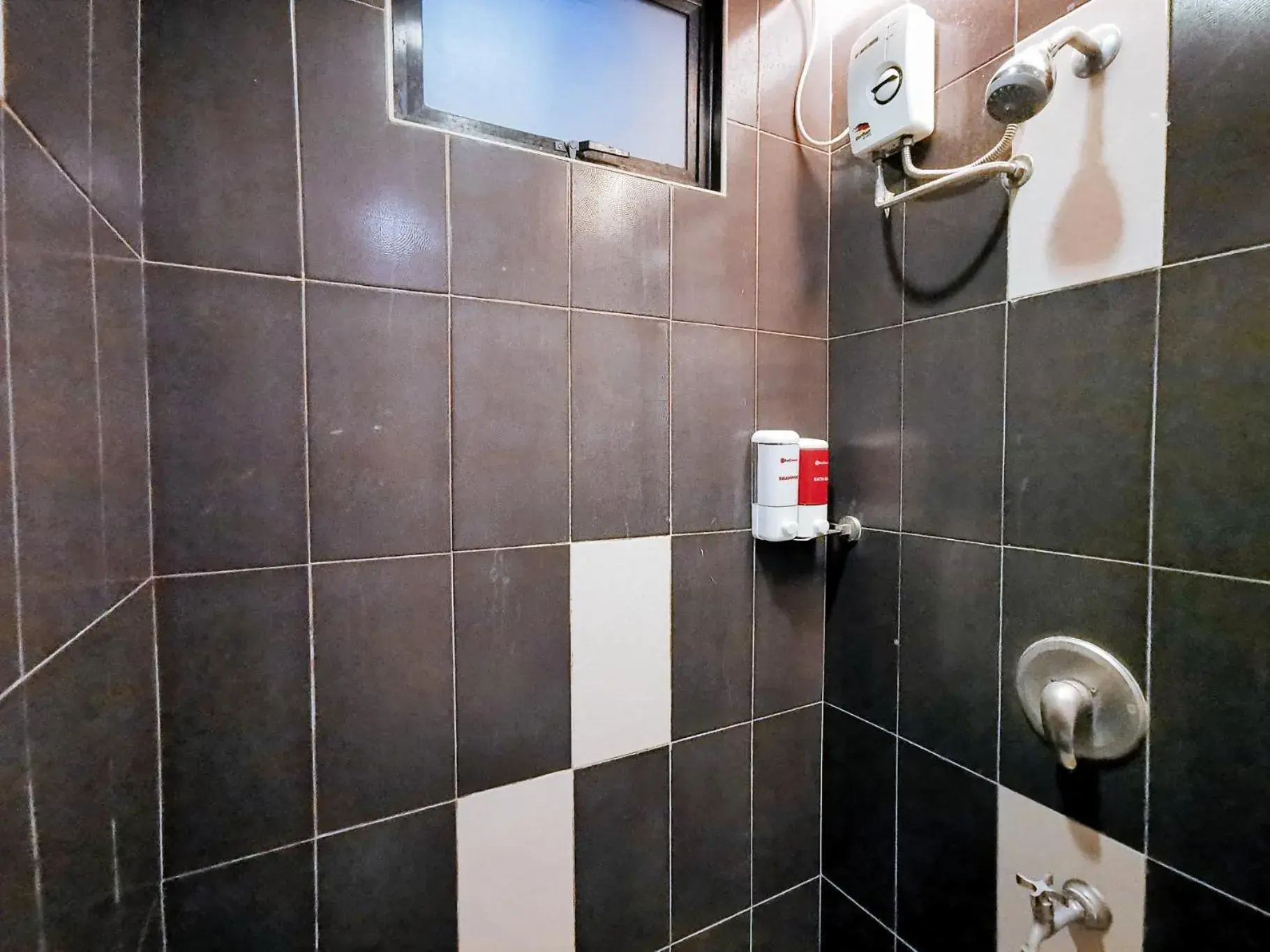 Shower in RedDoorz Plus near Robinsons Place Gensan Shower in RedDoorz Plus near Robinsons Place Gensan