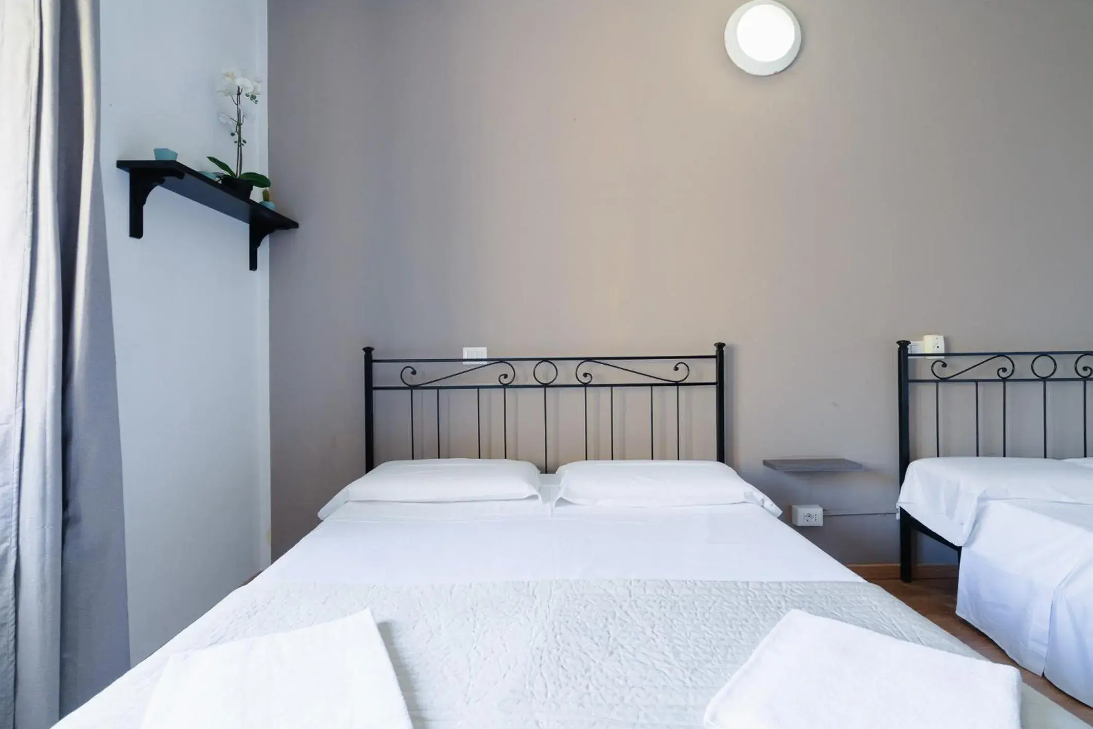 Triple Room with Shared Bathroom in Galleria Del Reno Triple Room with Shared Bathroom in Galleria Del Reno