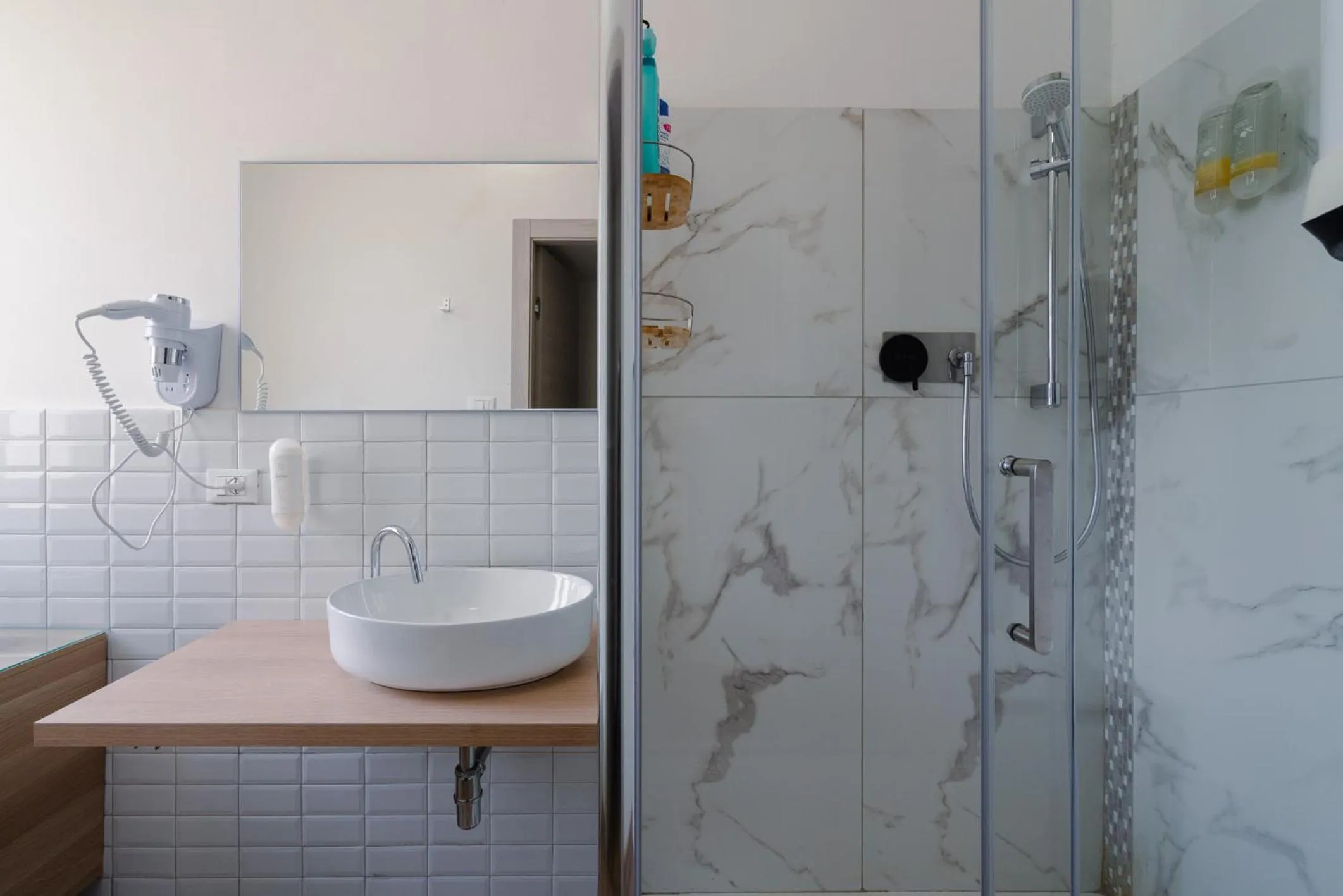 Shower in Galleria Del Reno