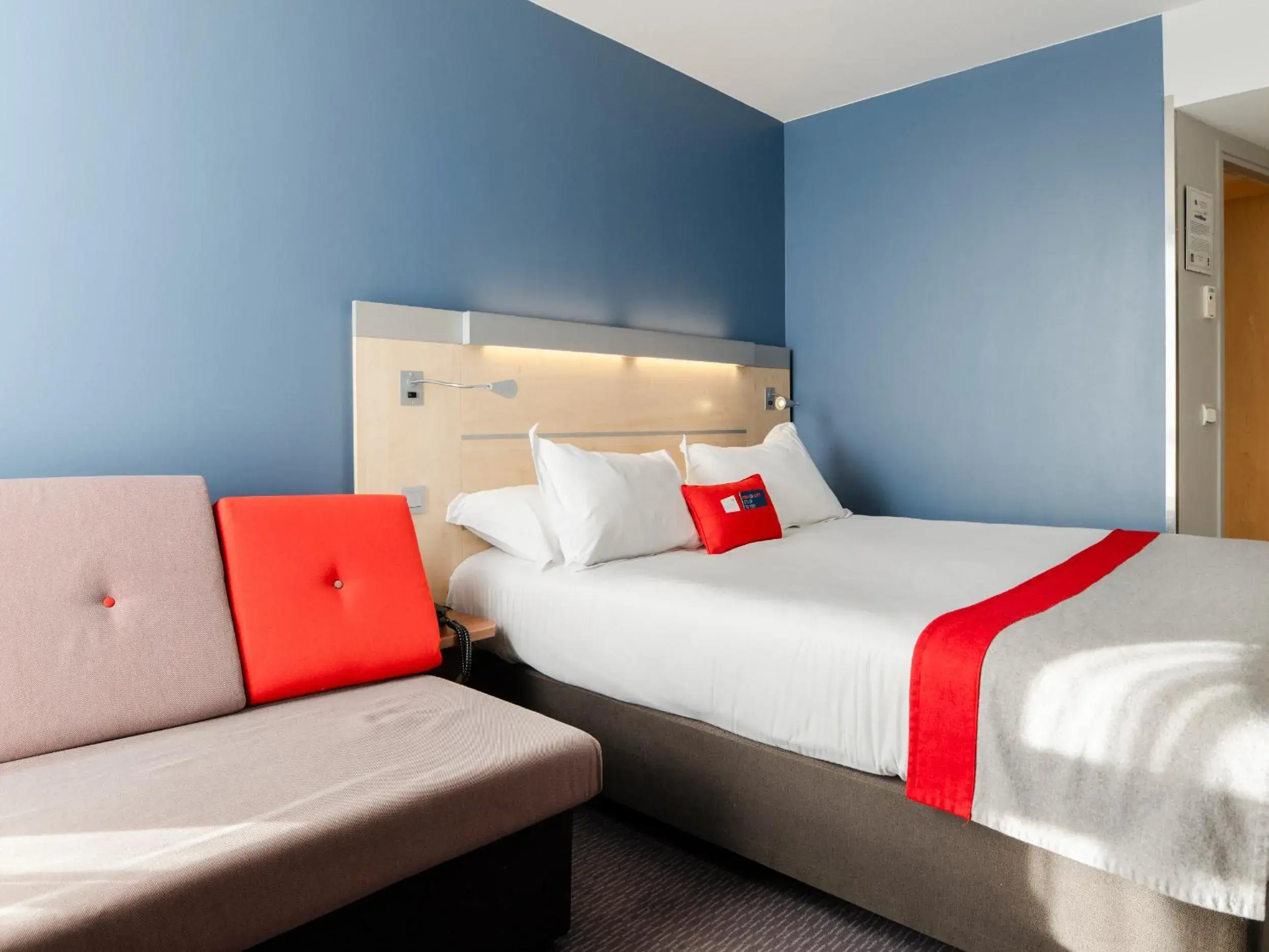 Bedroom, Bed in Holiday Inn Express Saint-Nazaire by IHG Bedroom, Bed in Holiday Inn Express Saint-Nazaire by IHG