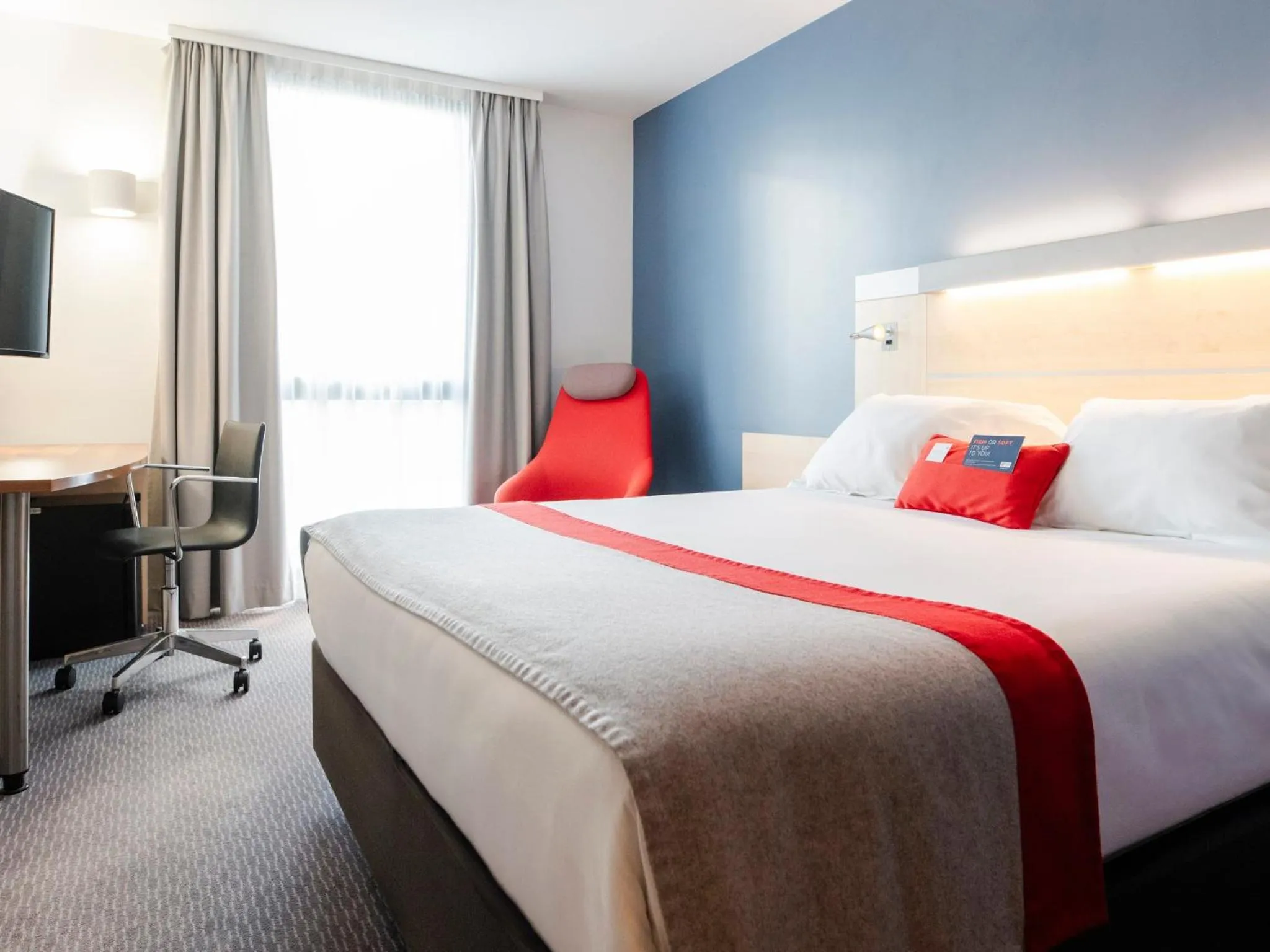 Photo of the whole room, Bed in Holiday Inn Express Saint-Nazaire by IHG