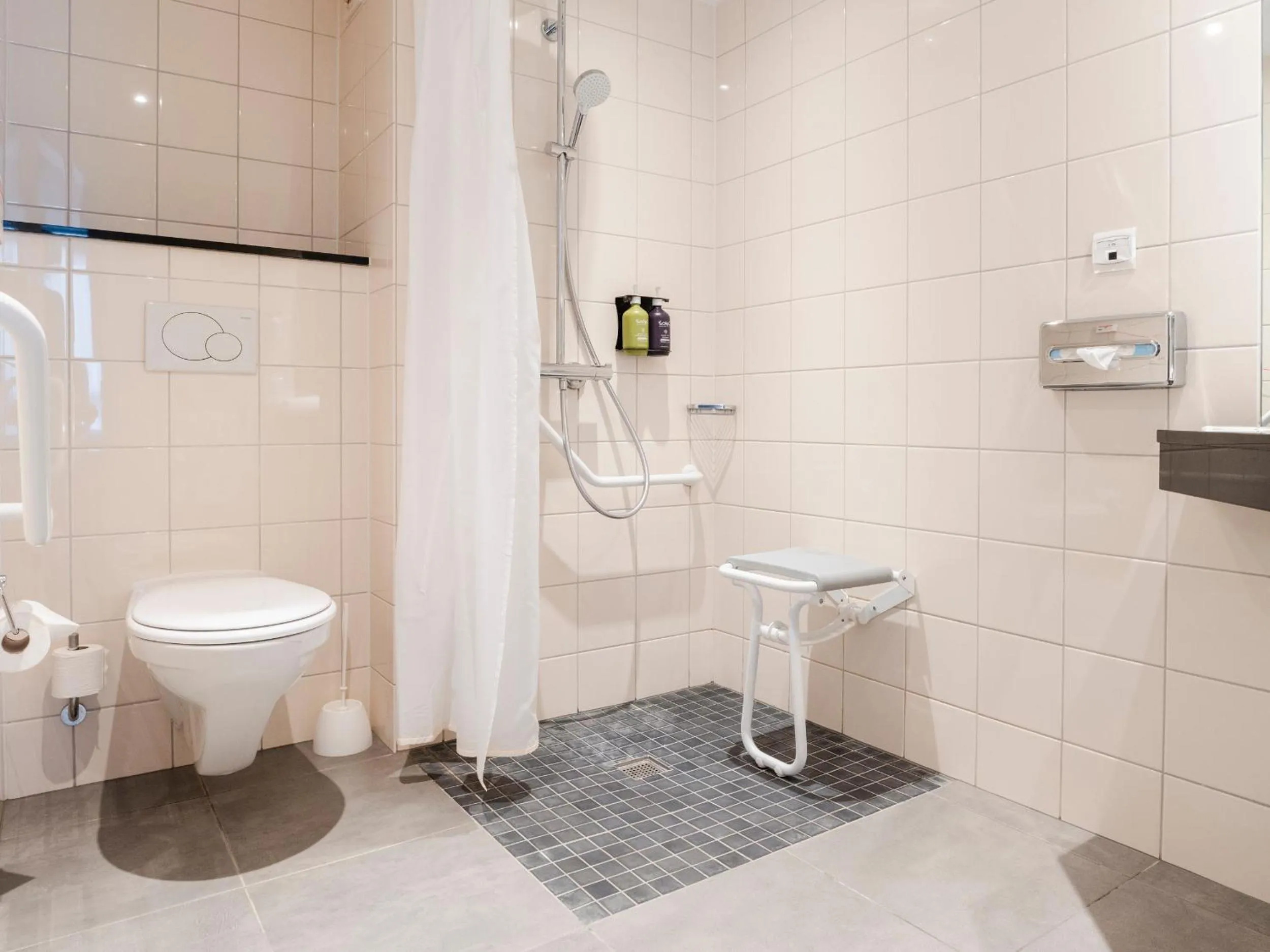 Bathroom in Holiday Inn Express Saint-Nazaire by IHG