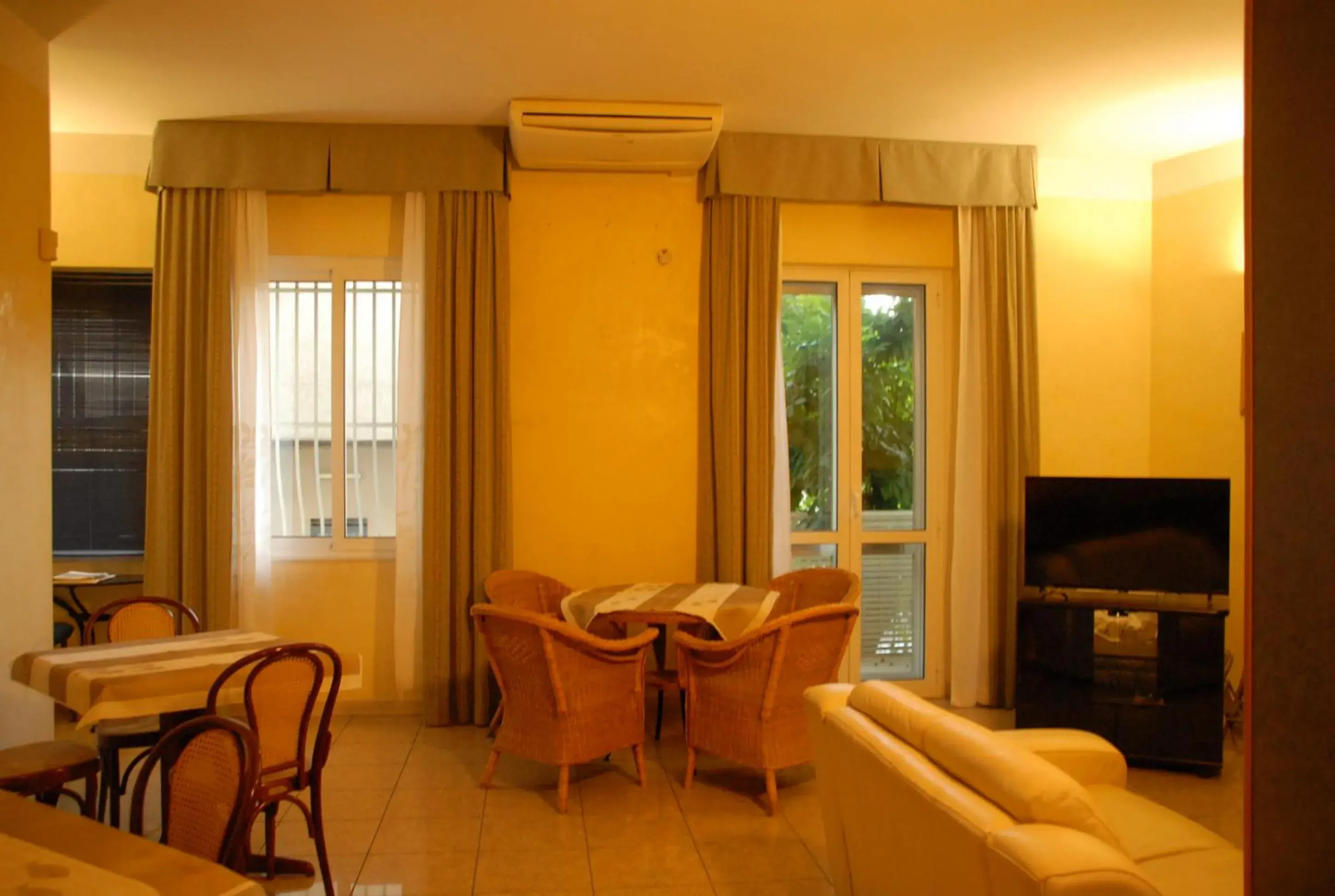 Communal lounge/ TV room, Seating Area in Hotel Arno Rimini