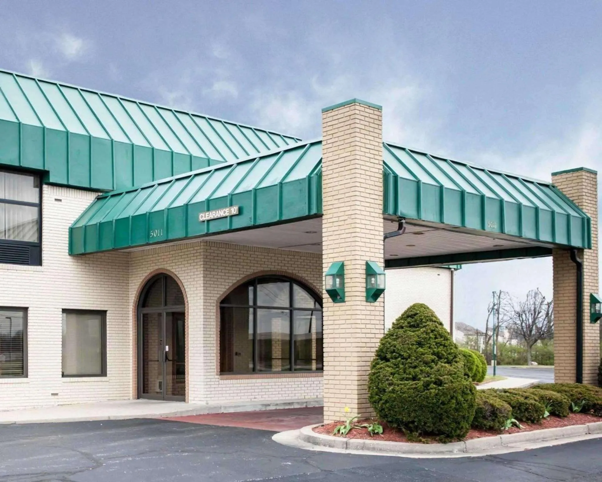 Property building in Quality Inn and Suites Indianapolis