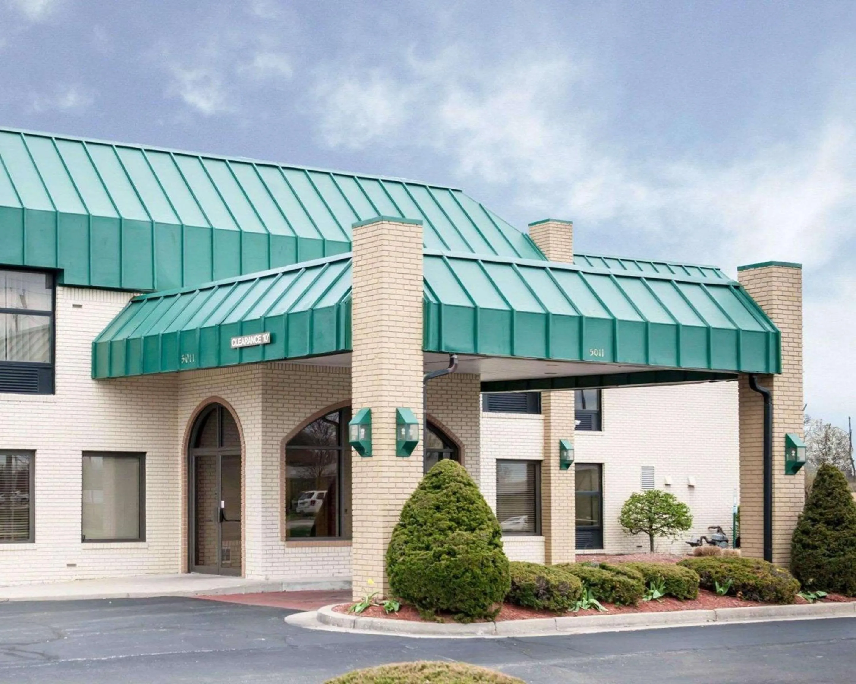 Property building in Quality Inn and Suites Indianapolis