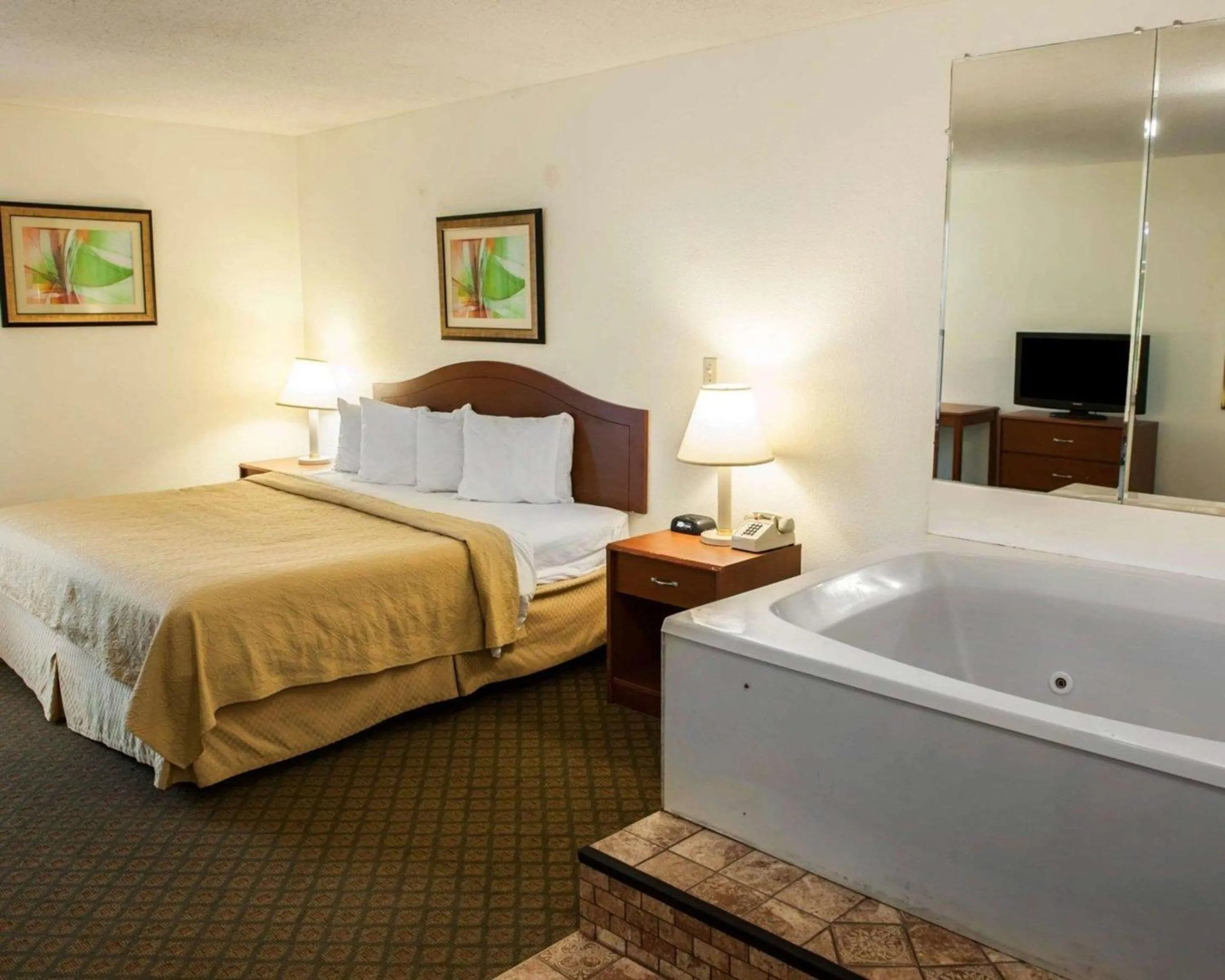 Photo of the whole room, Bed in Quality Inn and Suites Indianapolis