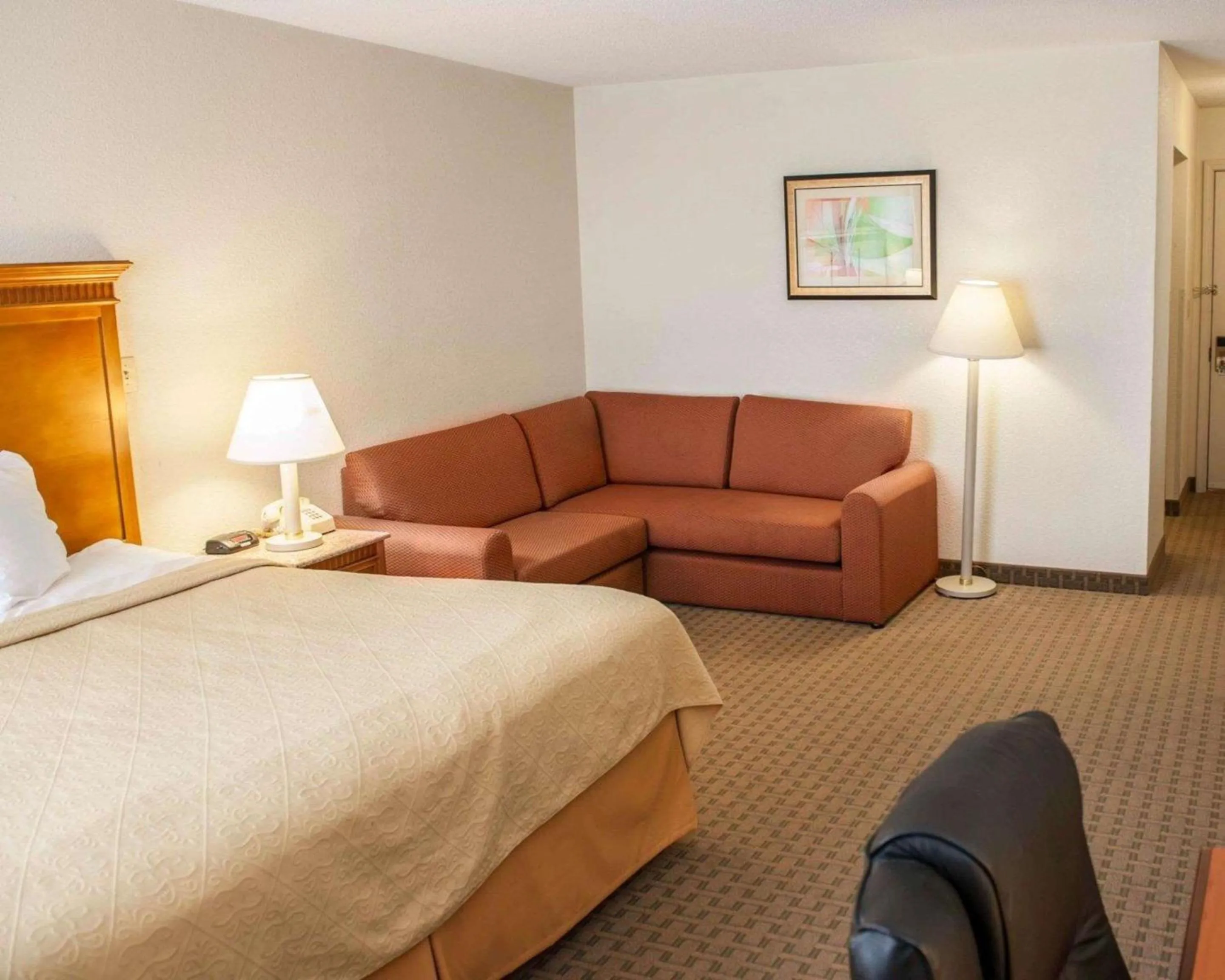 Photo of the whole room, Bed in Quality Inn and Suites Indianapolis