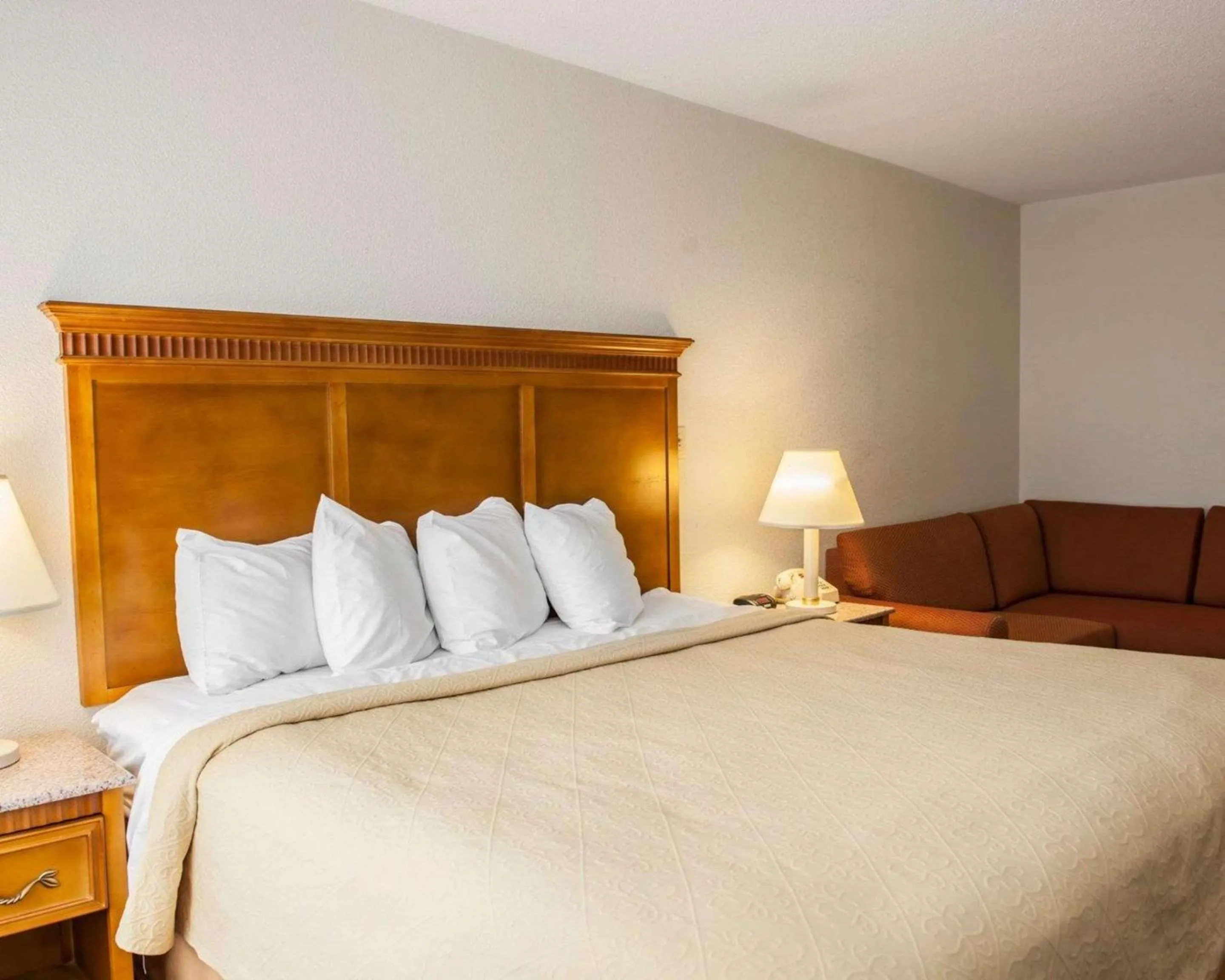 Photo of the whole room, Bed in Quality Inn and Suites Indianapolis