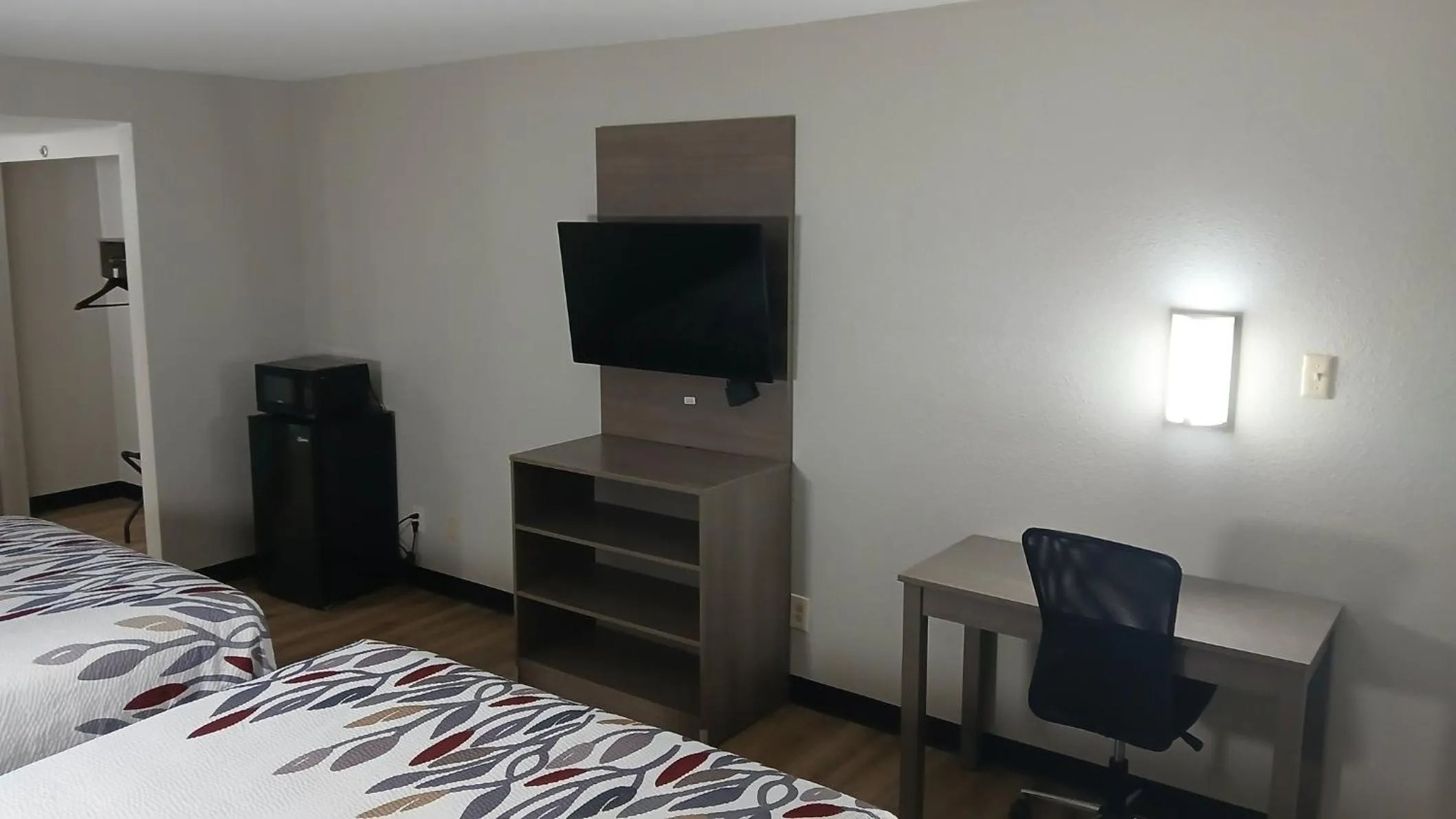 Photo of the whole room, Bed in Red Roof Inn Alexandria, LA