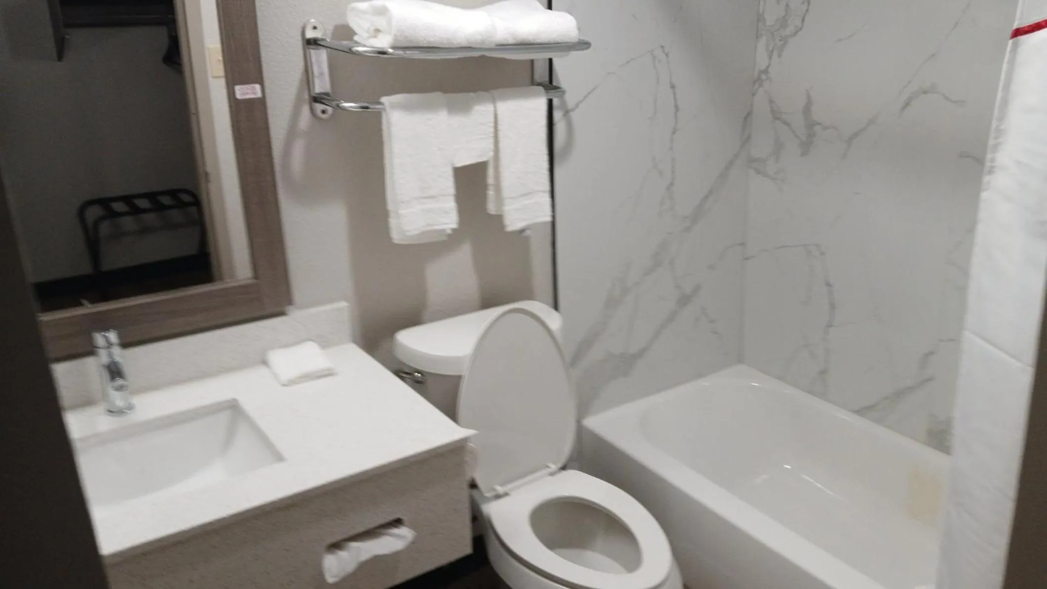 Bathroom in Red Roof Inn Alexandria, LA