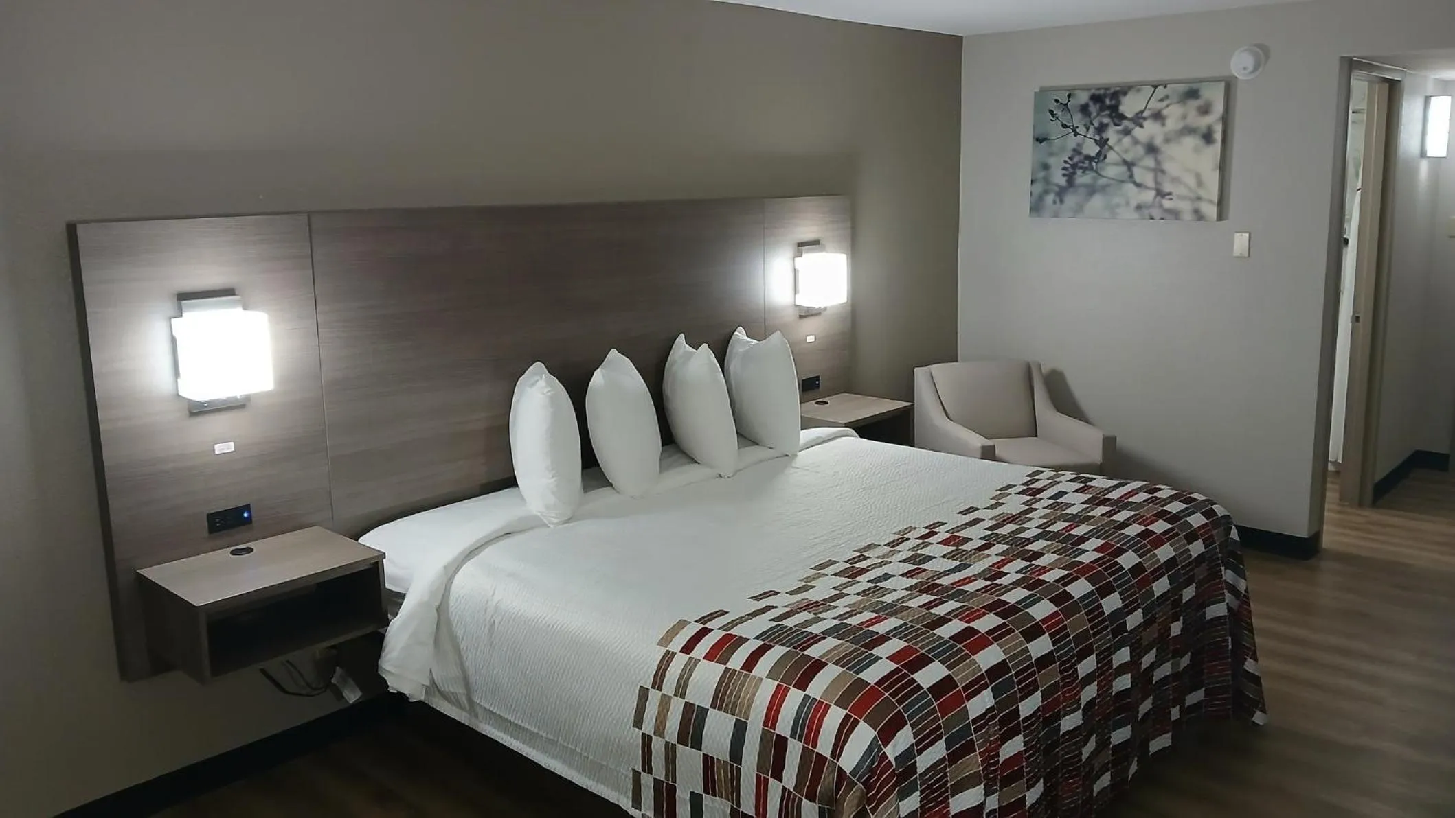 Photo of the whole room, Bed in Red Roof Inn Alexandria, LA