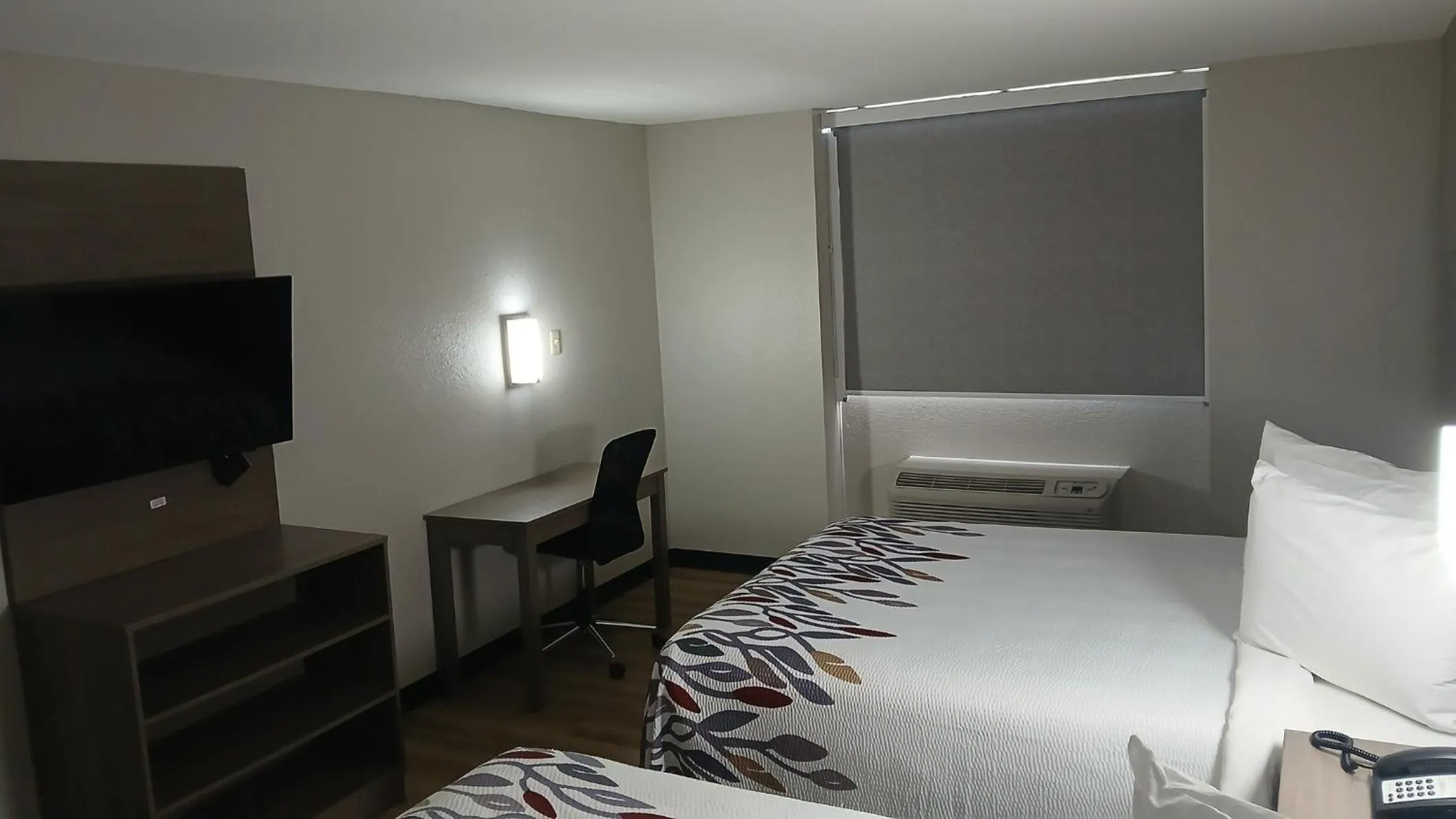 Photo of the whole room, Bed in Red Roof Inn Alexandria, LA