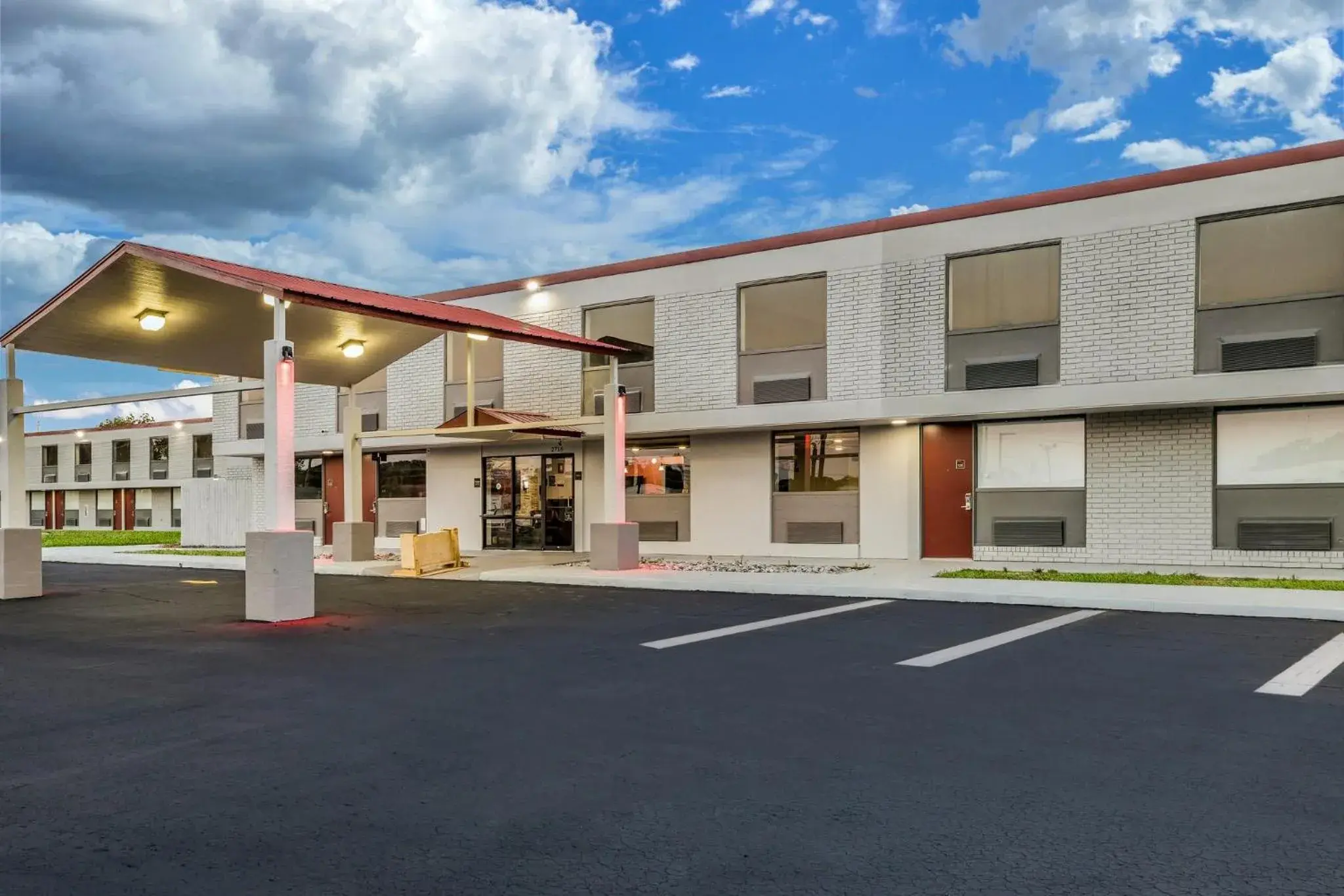 Property building in Red Roof Inn Alexandria, LA Property building in Red Roof Inn Alexandria, LA