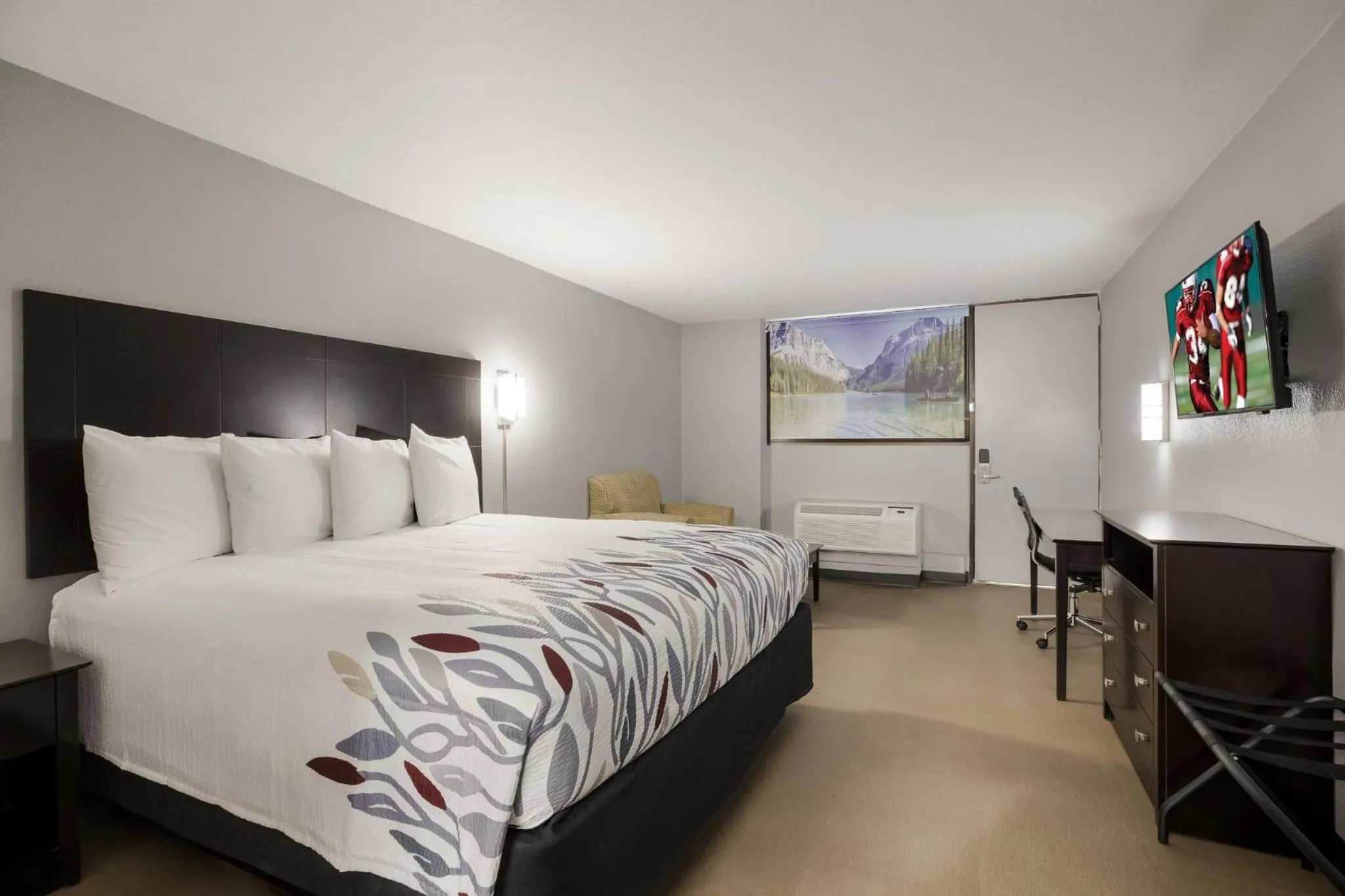 Photo of the whole room, Bed in Red Roof Inn Alexandria, LA