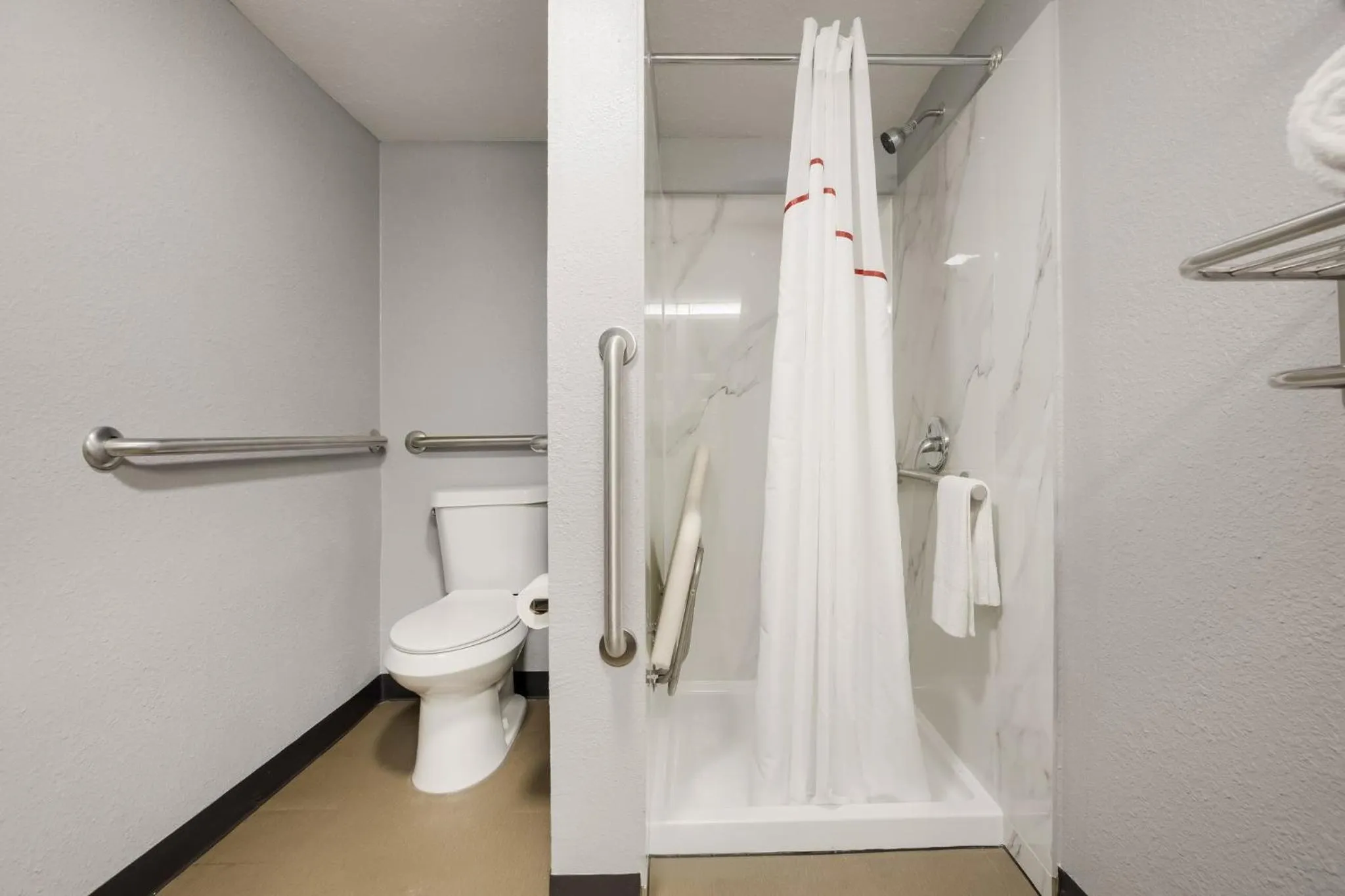 Shower in Red Roof Inn Alexandria, LA