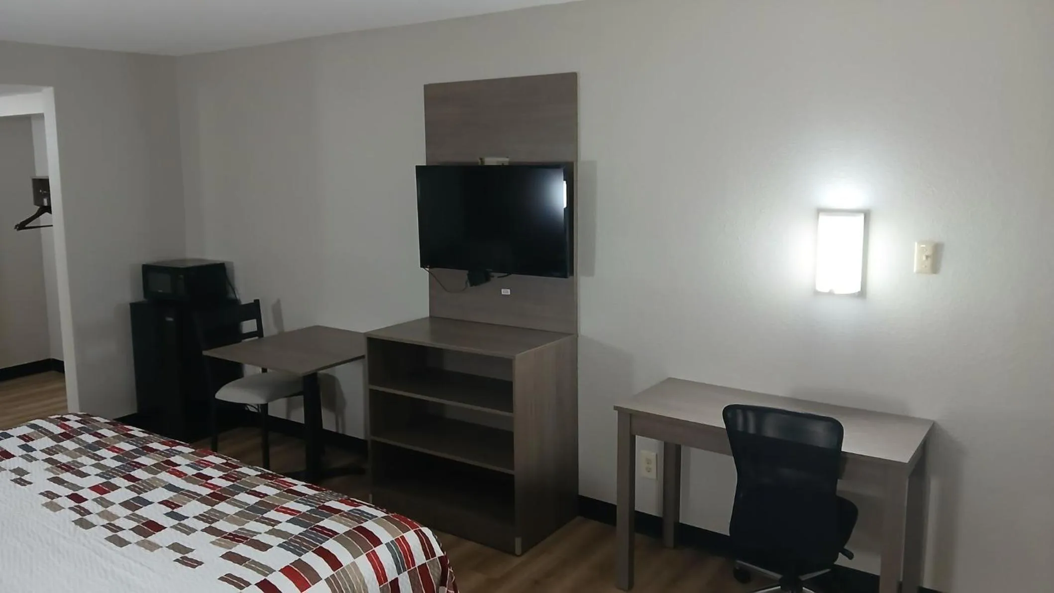 Photo of the whole room, Bed in Red Roof Inn Alexandria, LA