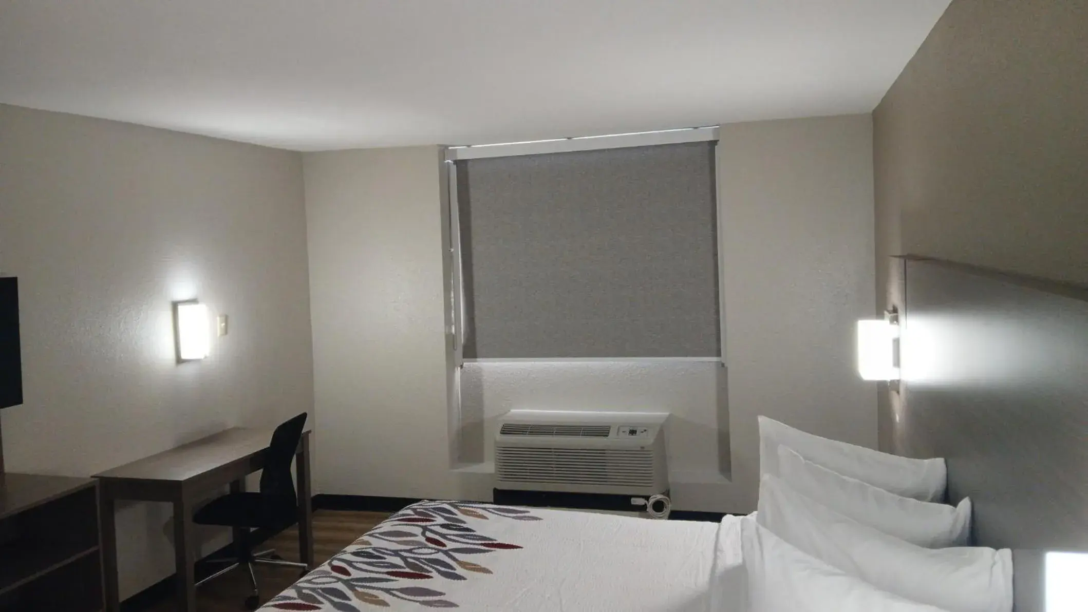 Photo of the whole room, Bed in Red Roof Inn Alexandria, LA Photo of the whole room, Bed in Red Roof Inn Alexandria, LA