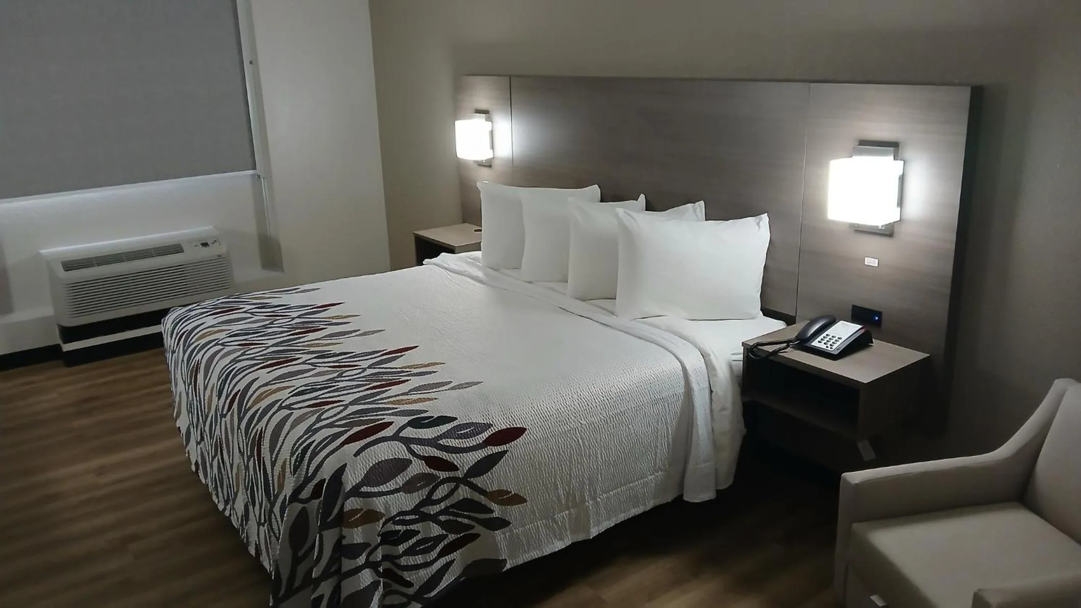 Photo of the whole room, Bed in Red Roof Inn Alexandria, LA