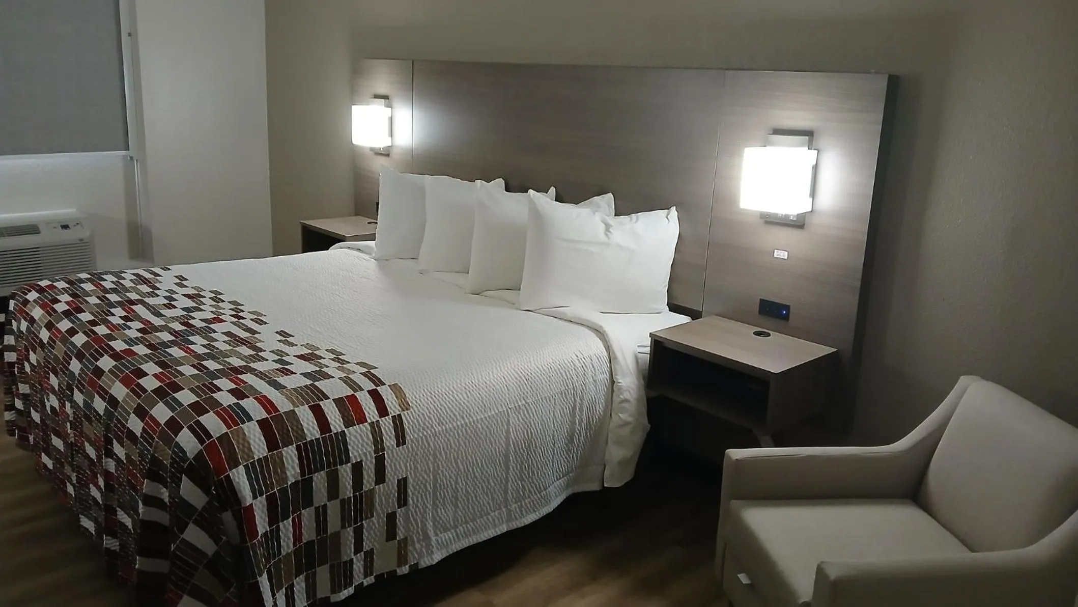 Photo of the whole room, Bed in Red Roof Inn Alexandria, LA