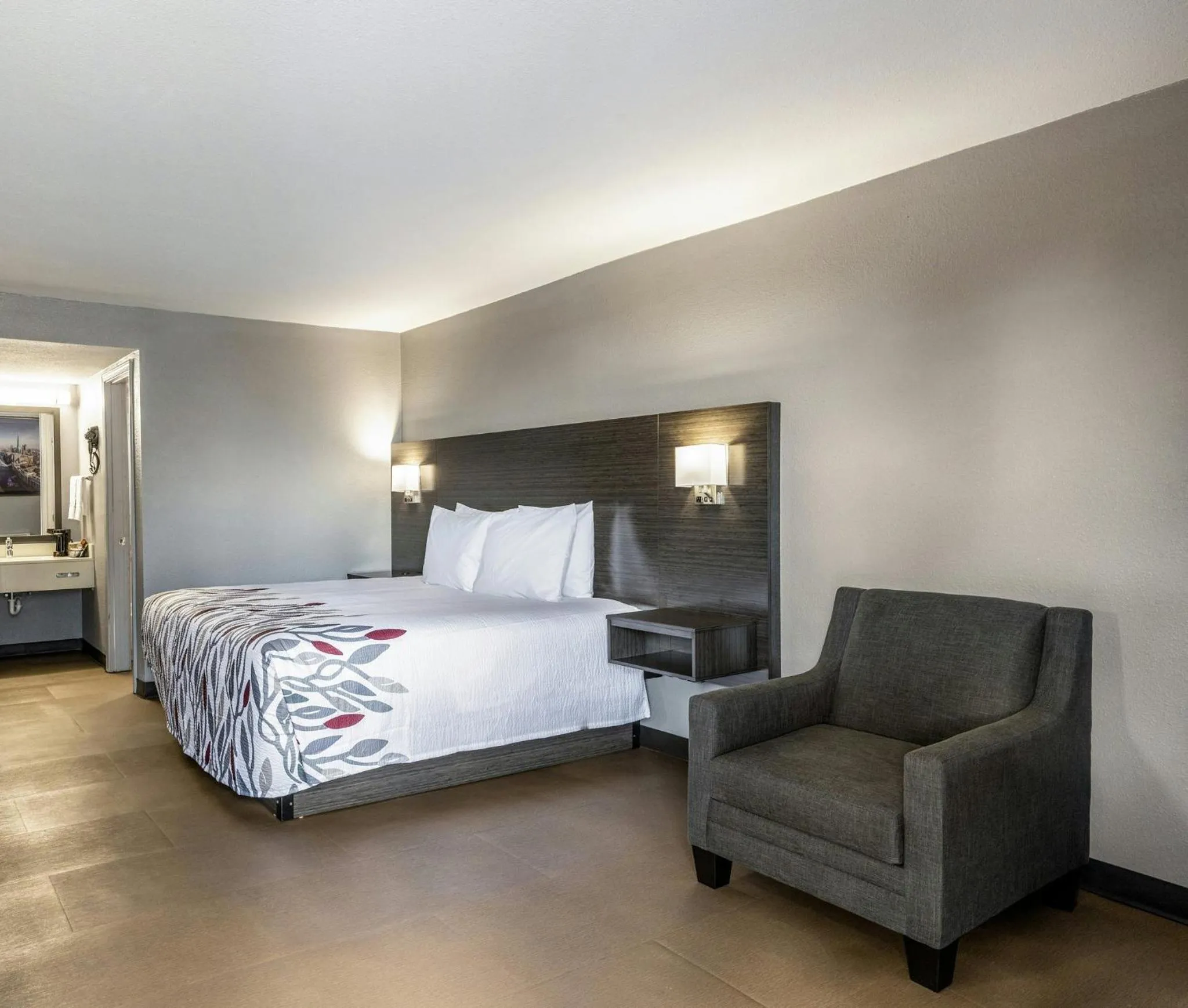 Photo of the whole room, Bed in Red Roof Inn Alexandria, LA