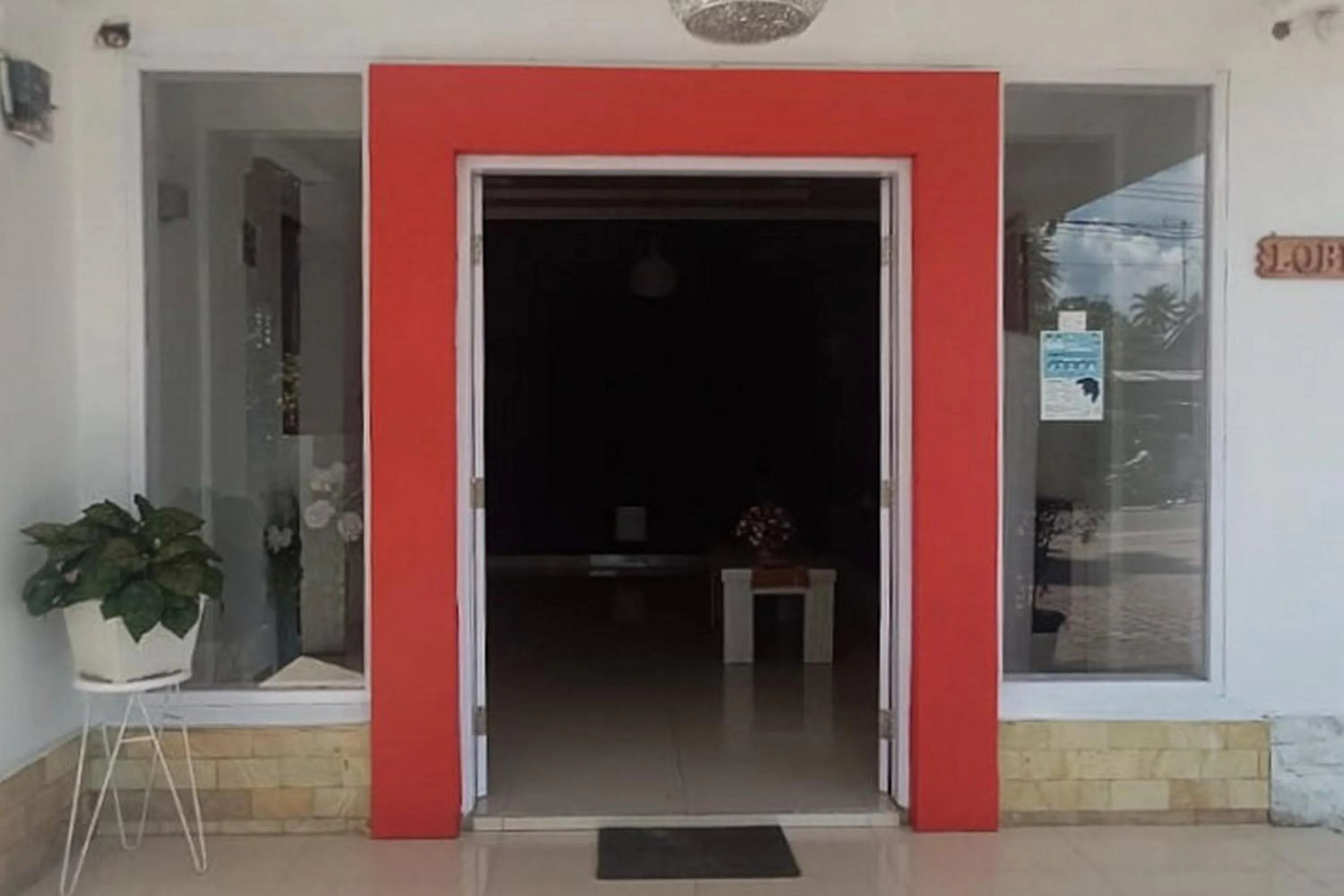 Facade/entrance in Hotel Shafira Pariaman Syariah Mitra RedDoorz