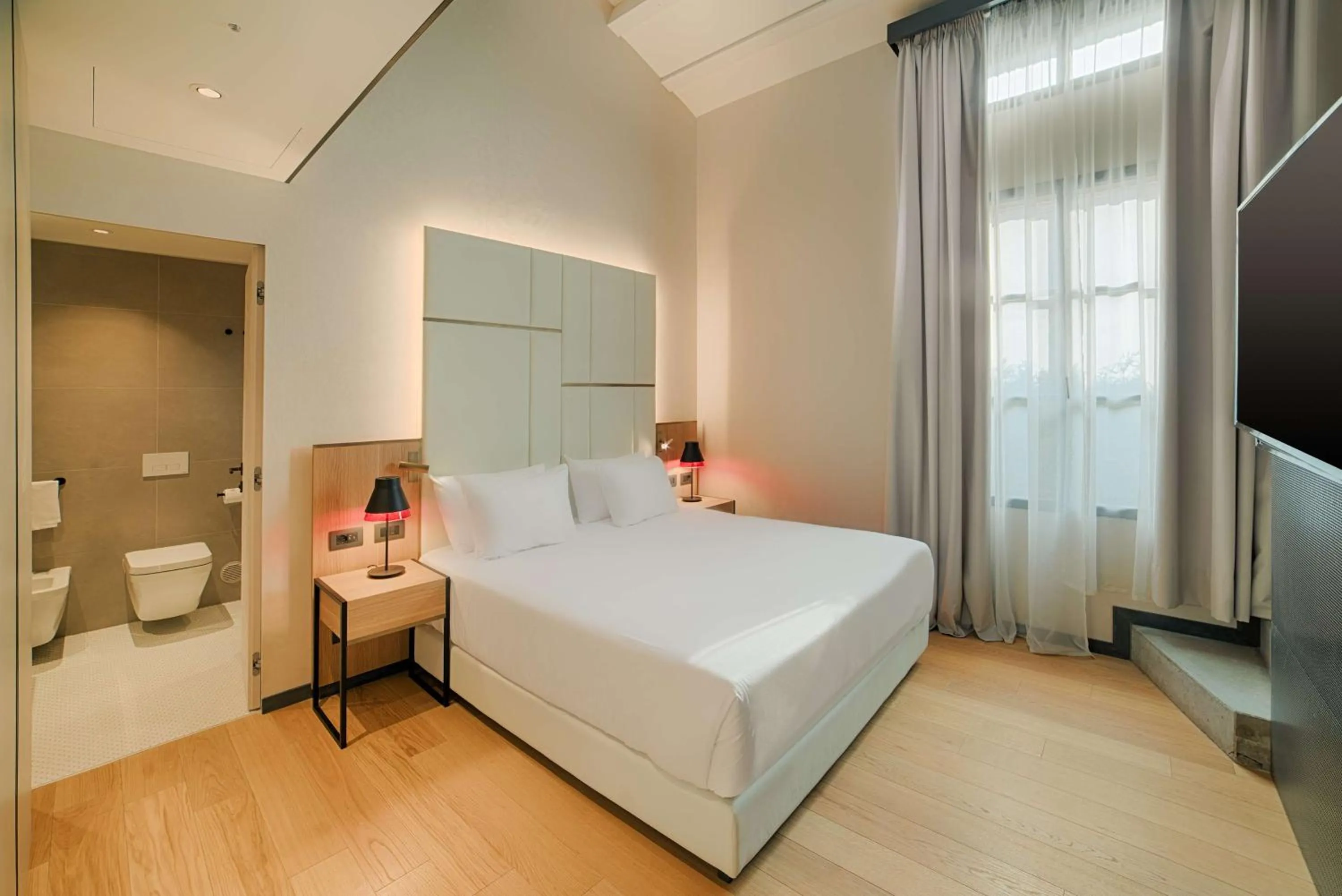 Photo of the whole room, Bed in NH Collection Murano Villa