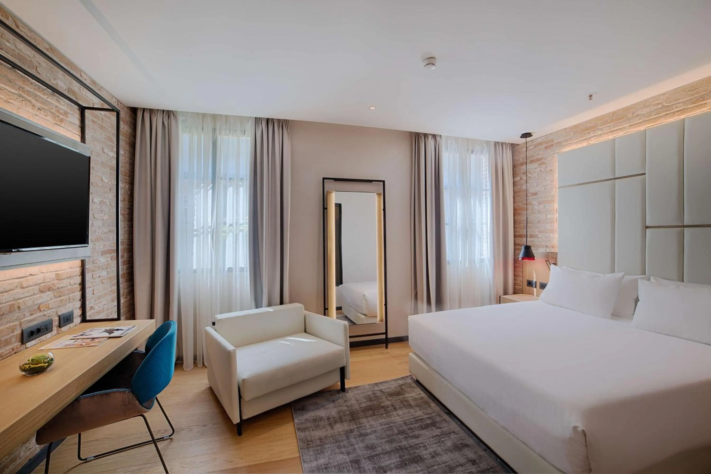 Photo of the whole room, Bed in NH Collection Murano Villa