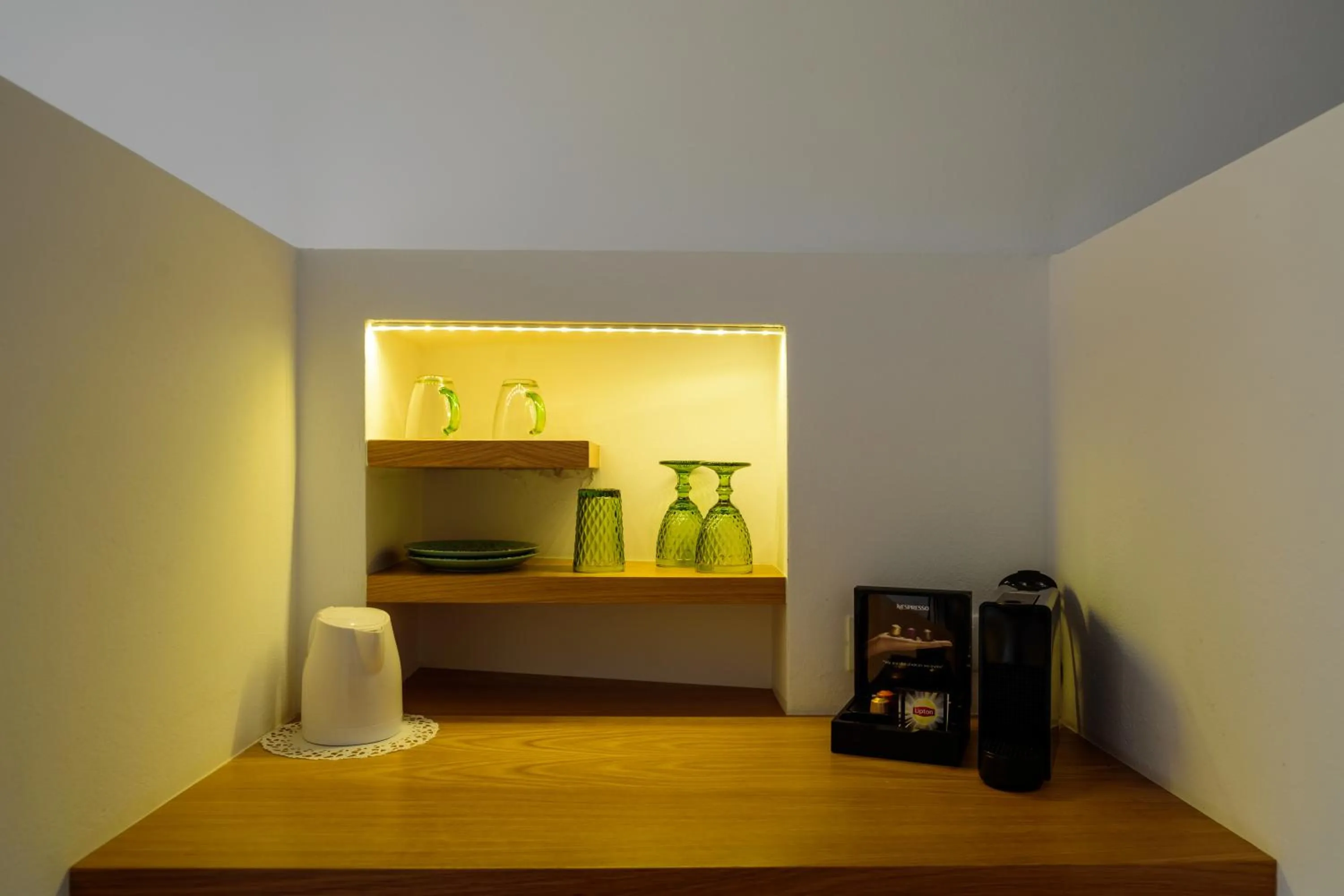 Coffee/tea facilities in Keti Hotel